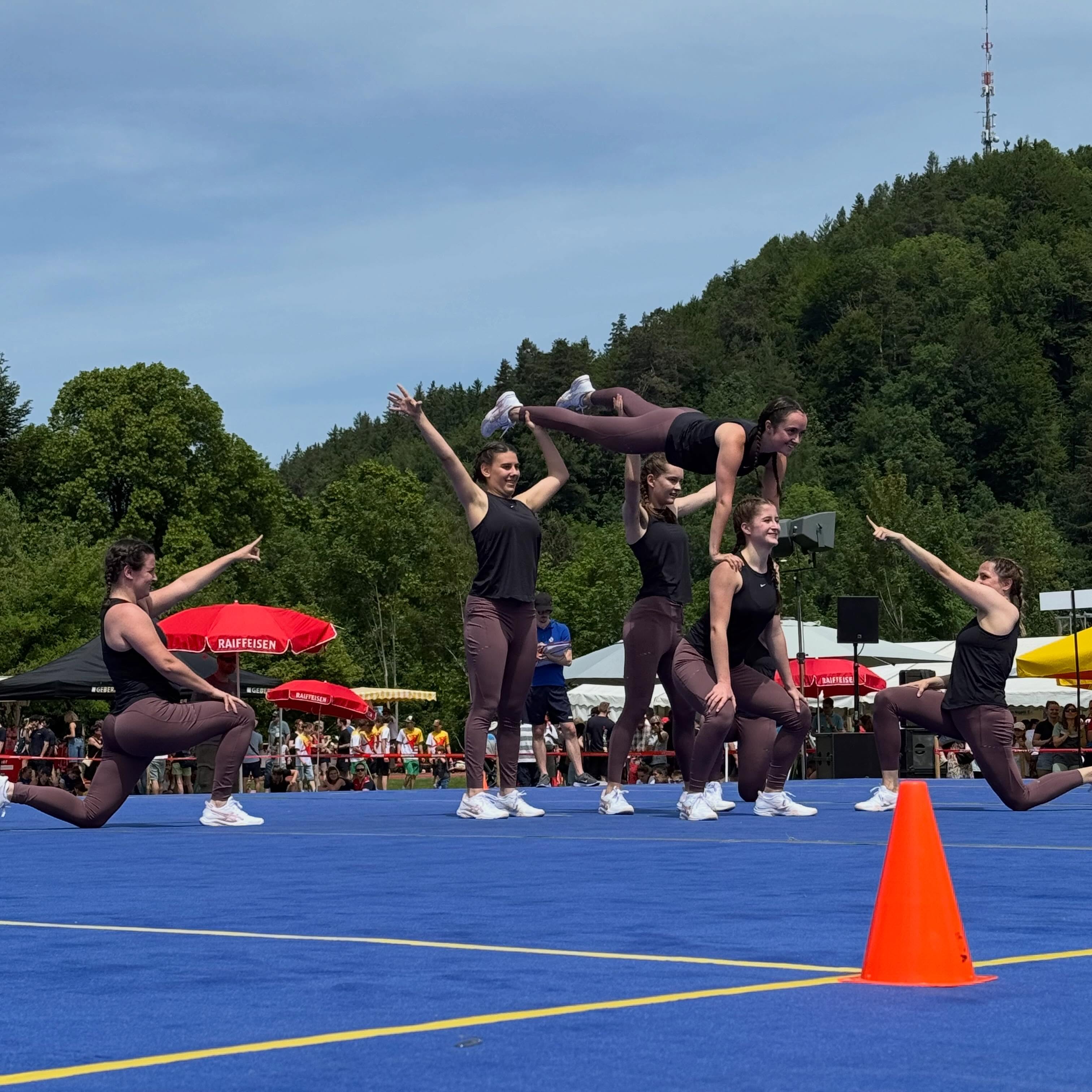 Einmal mehr durften wir am vergangenen Samstag mit dem @tannzapfe_cup in die Saison 2026 starten. Das Team Aerobic zeigte eine gute Leistung, welche mit der Note 8.88 und dem 21. Rang goutiert wurde. Am Barren und den Schaukelringe konnten die neu einstudierten Programme nicht wunschgemäss abgeliefert werden. Die Noten 9.17 (BA) und 8.95 (SR) sprechen für sich. Es reichte zum siebten bzw. neunten Rang. Nächster Halt -> @appenzeller_kantonalturnfest. Bevor die Tür für immer schliesst, durften wir den Sonntag noch ein letztes Mal in unserem Stammlokal Restaurant Mühle verbringen - vielen Dank Margrith für all die schönen Stunden welche wir bei dir verbringen durften, sie werden uns für immer in bester Erinnerung bleiben.
.
.
.
#tvschattdorf #mehralsturnen #turnenverbindet