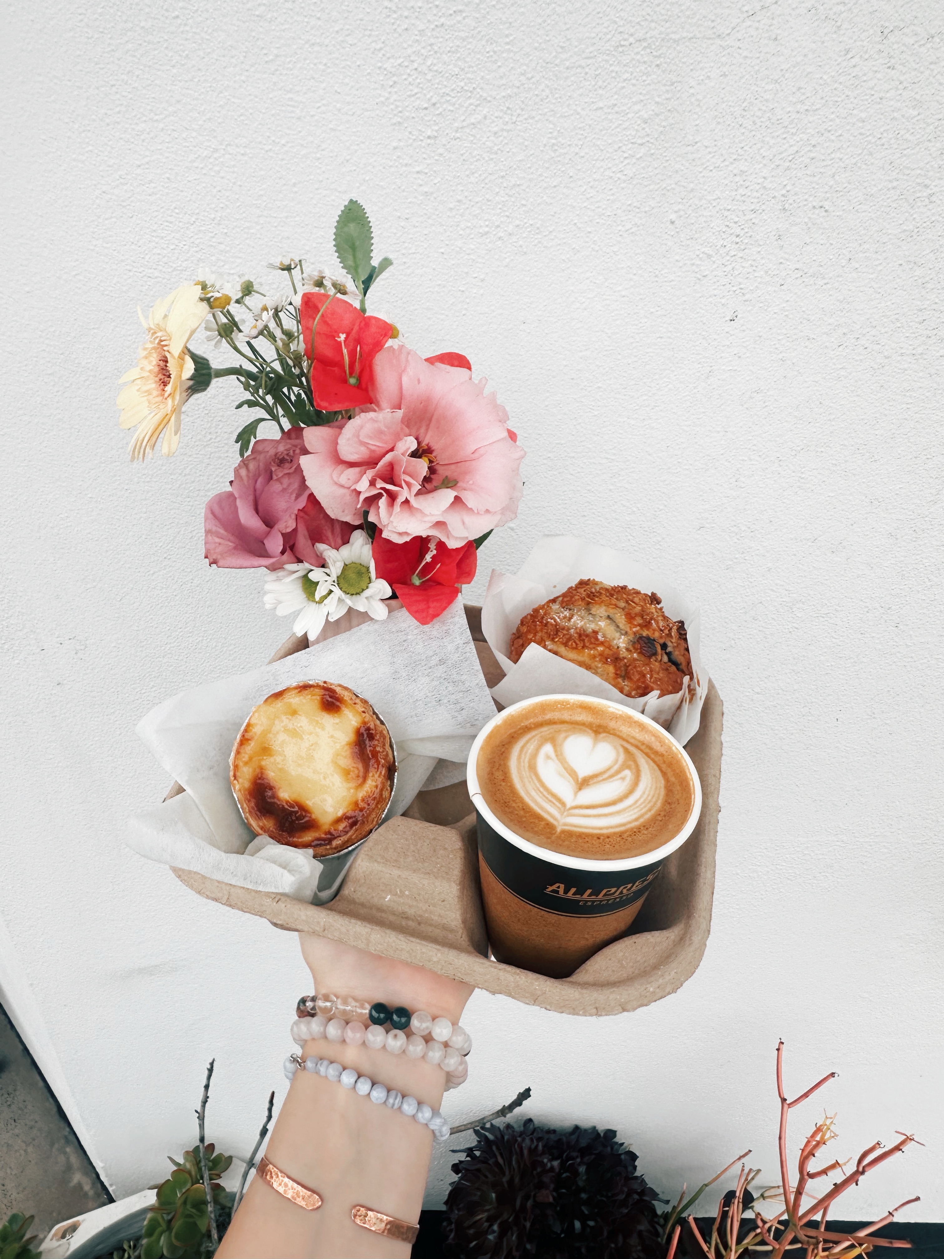 The perfect rainy day fix ☕️🌸🧁