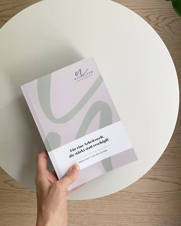 Ein Arbeitsplatz, der dir Energie gibt, statt dich auszulaugen? Ist das möglich?🤯Und wenn ja, wie kann diese Welt für dich aussehen? – Um diese Fragen und den Weg zu deiner persönlichen Lösung geht es in Fenjas Workbook. Sie ist systemische Coachin und Beraterin für das Thema Stressprävention und arbeitet mit Unternehmen, Teams und Einzelpersonen an der Frage, wie wir eine solche Arbeitswelt gestalten können.☺️
Ich durfte ihre Methodiken, Inhalte, all das Wissen und die Impulse in eine sinnvolle und kluge visuelle Form gießen. Entsanden ist ein 170 Seiten starkes Workbook, das Fenja nicht nur in ihren Coachings einsetzt, sondern das auch ganz unabhängig für Jede:n funktioniert, der auf der Suche nach mehr Balance, weniger Stress und damit mehr Freude am Job ist. Gibt’s in ihrem Online-Shop.
Ein Projekt, das mir wahnsinnig viel Spaß gemacht hat und ein Ergebnis, auf das wir stolz sind. Was sagst du?💥
•
#graphicdesign
#gestaltung
#freiformdesignstudio
#gutessichtbarmachen
#werisebyliftingothers
