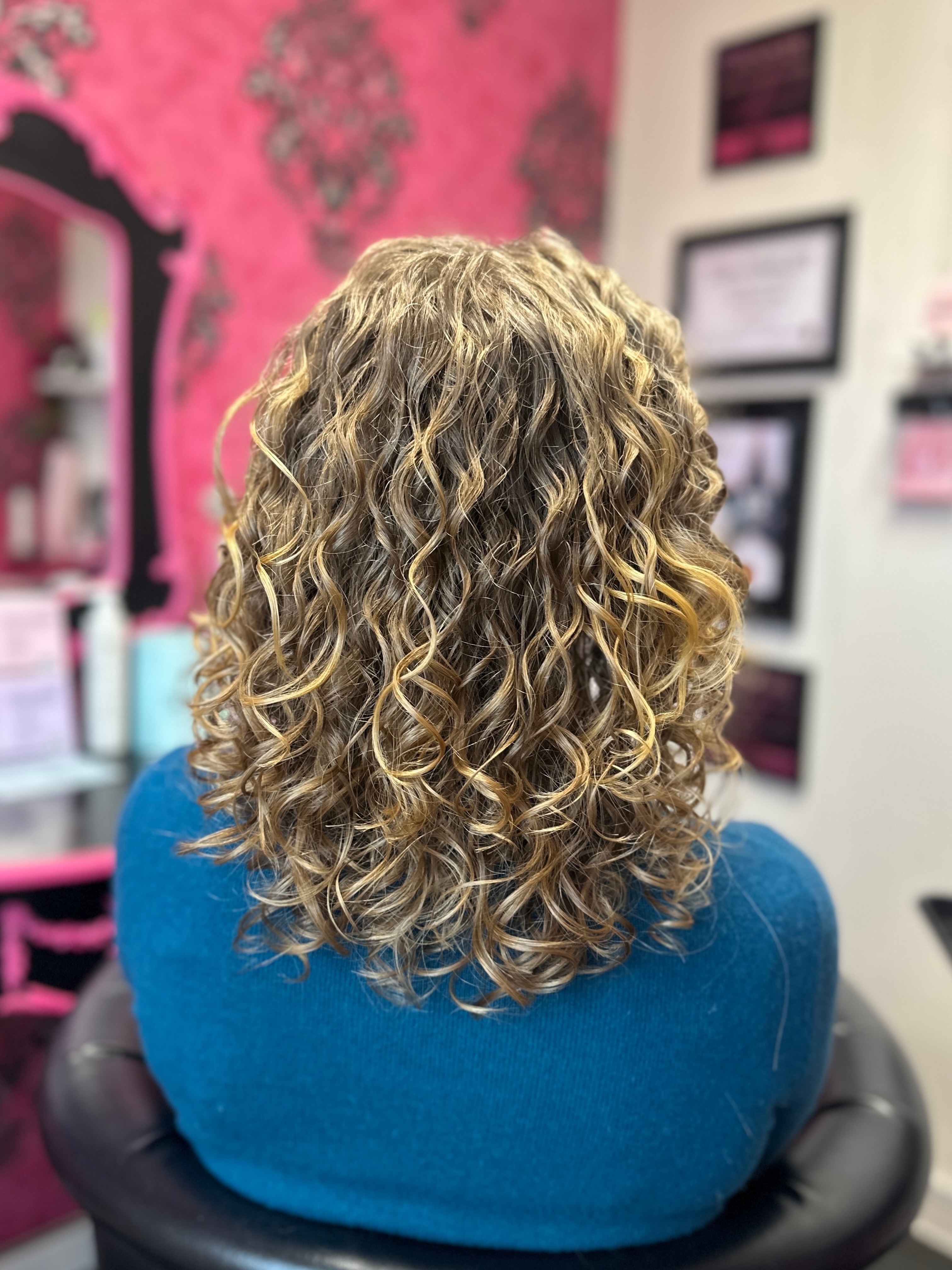 Loving these natural curls and natural colour! 🎉🤩💖
#curlyhairbook #Curlyhairtips #curlyhairadvice #beginnercurly #curlyhairproblems