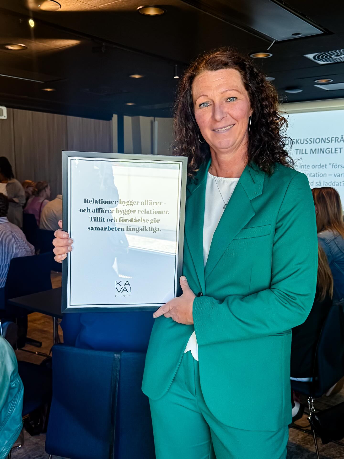 Stort tack till Johanna Grek för en inspirerande, ärlig och energifylld föreläsning – och tack till alla fantastiska Kavai-medlemmar och gäster som var med och gjorde eftermiddagen så värdefull.
Vi pratade om försäljning, men kanske ännu mer om människor. Om att bygga förtroende, skapa relationer och våga göra affärer på sitt eget sätt.
Johanna delade generöst med sig av erfarenheter från över 20 år inom försäljning och ledarskap – både sådant som gått riktigt bra och det som varit mer utmanande. Just där uppstod många viktiga insikter. Vi vet nu hur viktigt det är att hitta sin ”guldtid” samt att inte underskatta kaffesnacket.
Vi tog med oss konkreta verktyg kring kundmöten, förberedelse och modet att faktiskt be om affären. Men också en viktig påminnelse: att hållbar försäljning inte handlar om att bli någon annan – utan om att hitta ett arbetssätt som känns naturligt, mänskligt och långsiktigt. Att hållbara affärer ofta byggs på samma grund som starka nätverk – närvaro, äkthet och genuina relationer.
Tack Johanna för att du delade med dig av både kunskap, energi och erfarenheter. Och tack alla medlemmar för samtal, engagemang och gemenskap.
Det är precis sådana här möten som gör Kavai till Kavai.