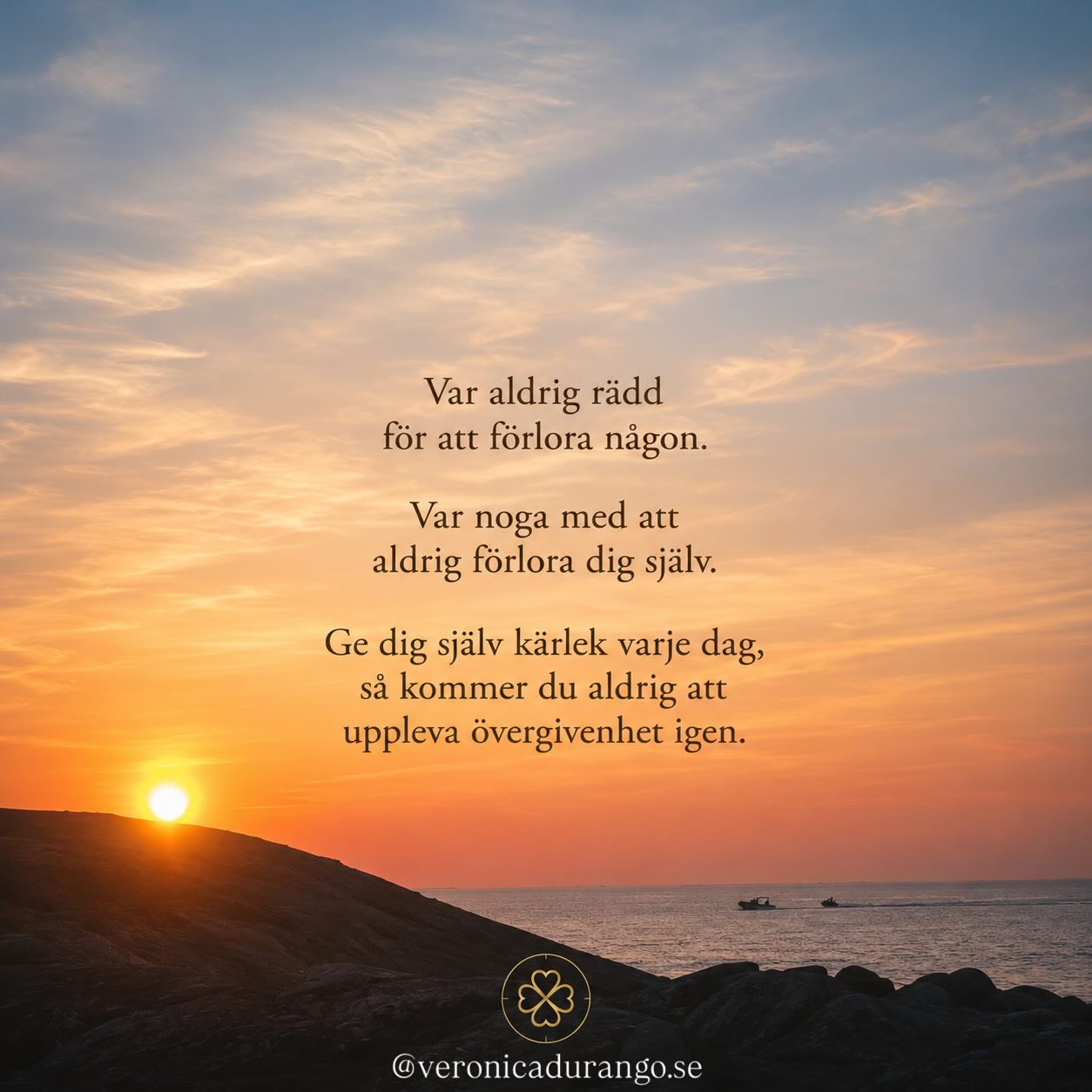 Att förlora sig själv är den största ensamheten vi kan uppleva. 🤍
Många av oss bär på en djup, undermedveten rädslan för att bli övergivna av andra. För att undvika den smärtan börjar vi kompromissa med oss själva. Vi anpassar oss, dämpar vår egen röst, tillgodoser andras behov före våra egna och flyttar successivt ut ur vårt eget inre hem.
Men sanningen är denna: Det som känns som en rädsla för att andra ska lämna oss, är i själva verket smärtan av att vi redan har lämnat oss själva.
Många känner skam här dock så är det en skolresa vi är på och på den skolresan är vi menade att lära.
🍀Dela gärna och påminn någon annan.
Kärlek 🍀
#soulandpathfinding #självledarskap #hälsa #soul #kärlek