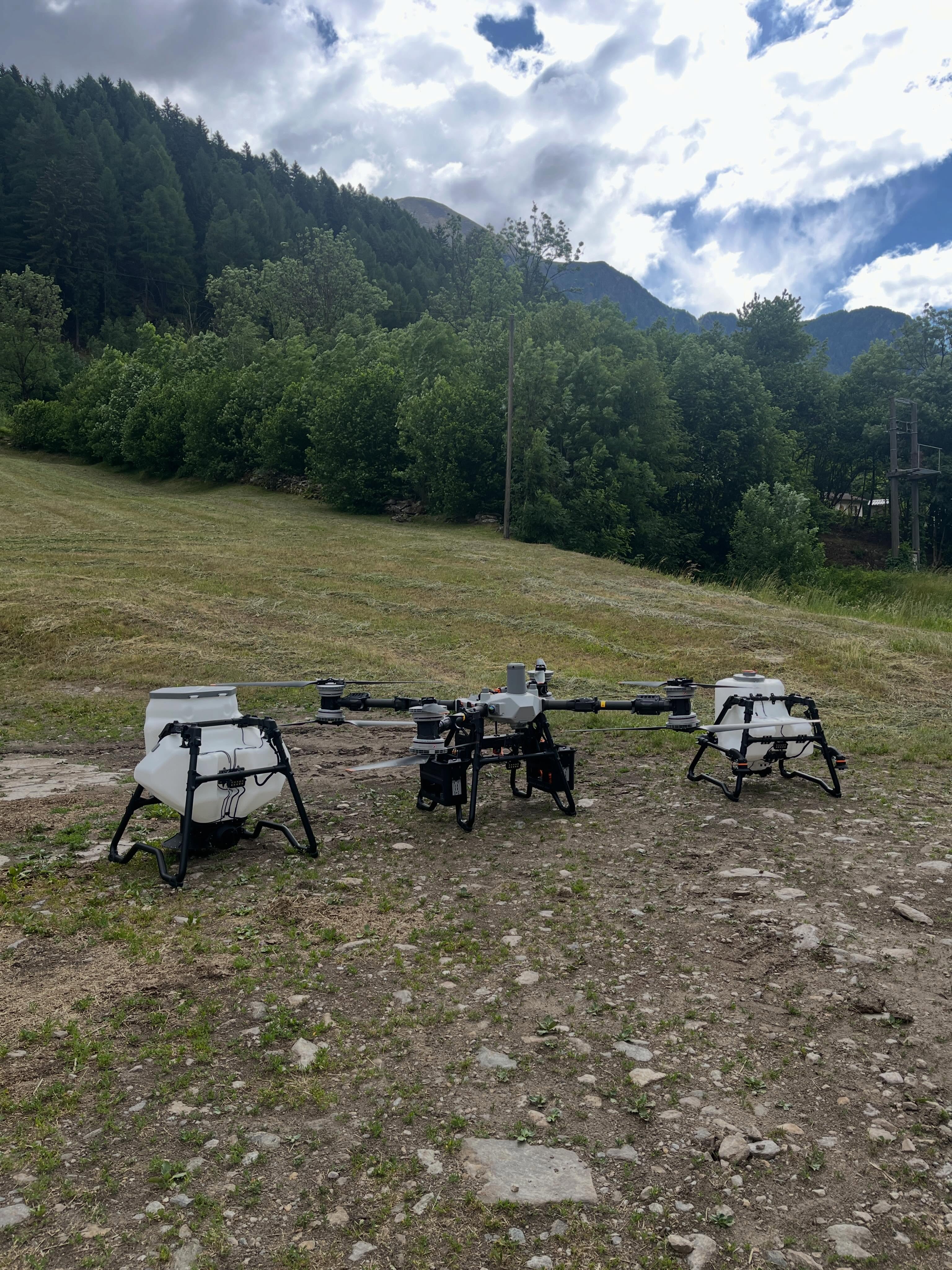 ⚠️ Nuovo arrivo in casa Drone Agri Tech, DJI Agras T100 con Lift kit, capacità liquidi e granulati 100kg‼️ Capacità sollevamento con 2 batterie 80kg ‼️ Le brutte esperienze, a volte, hanno un lieto fine.
Grazie @dronebase