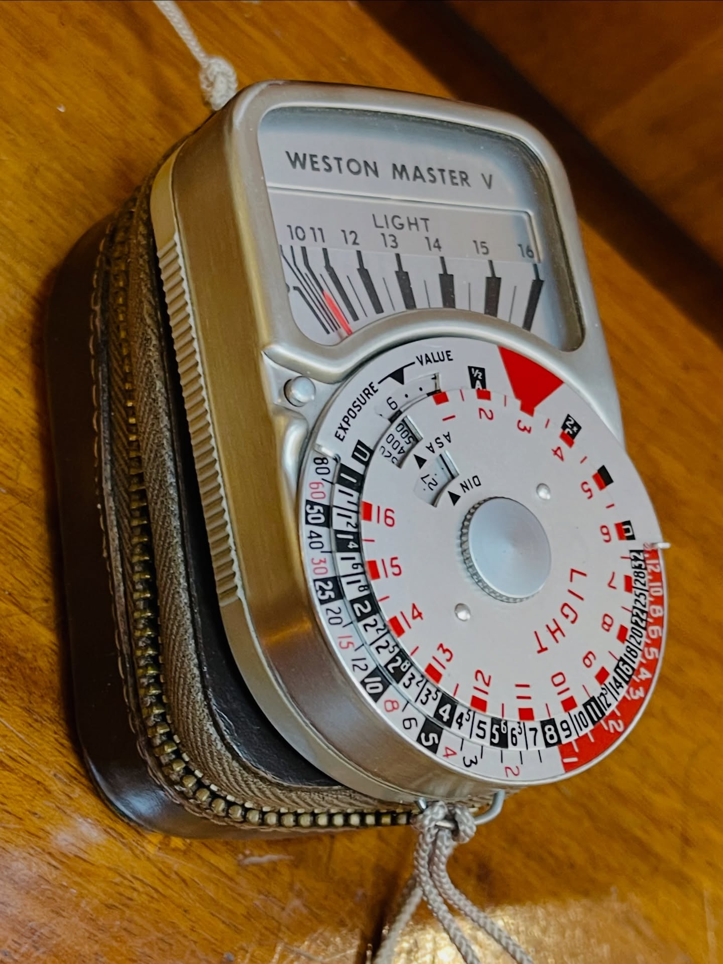1960’s Sangamo Weston Master V photographic light meter with its original leather pouch and detachable Invercone for reflected light readings.
Mint condition, battery free operation including high and low light baffles and needle lock for ease of operation, including original instruction booklet.
A must have accessory for photographers taking up analog photography or Cine.
#35mmstreetphotography #filmmaking #photography
