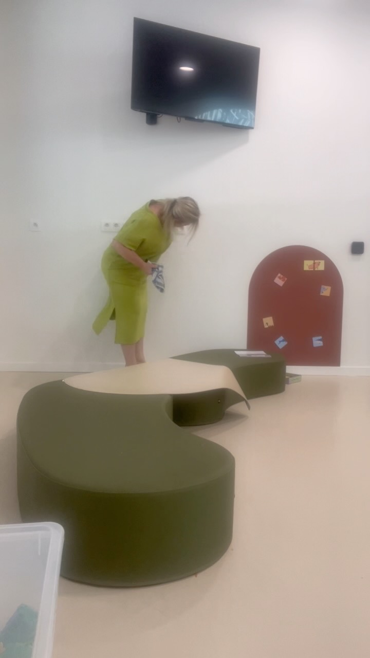 Onze wachtzaal werd weer een tikkeltje boeiender voor de kindjes dankzij het magnetisch behangpapier van @kinderlybabyeu ๐ฅฐ