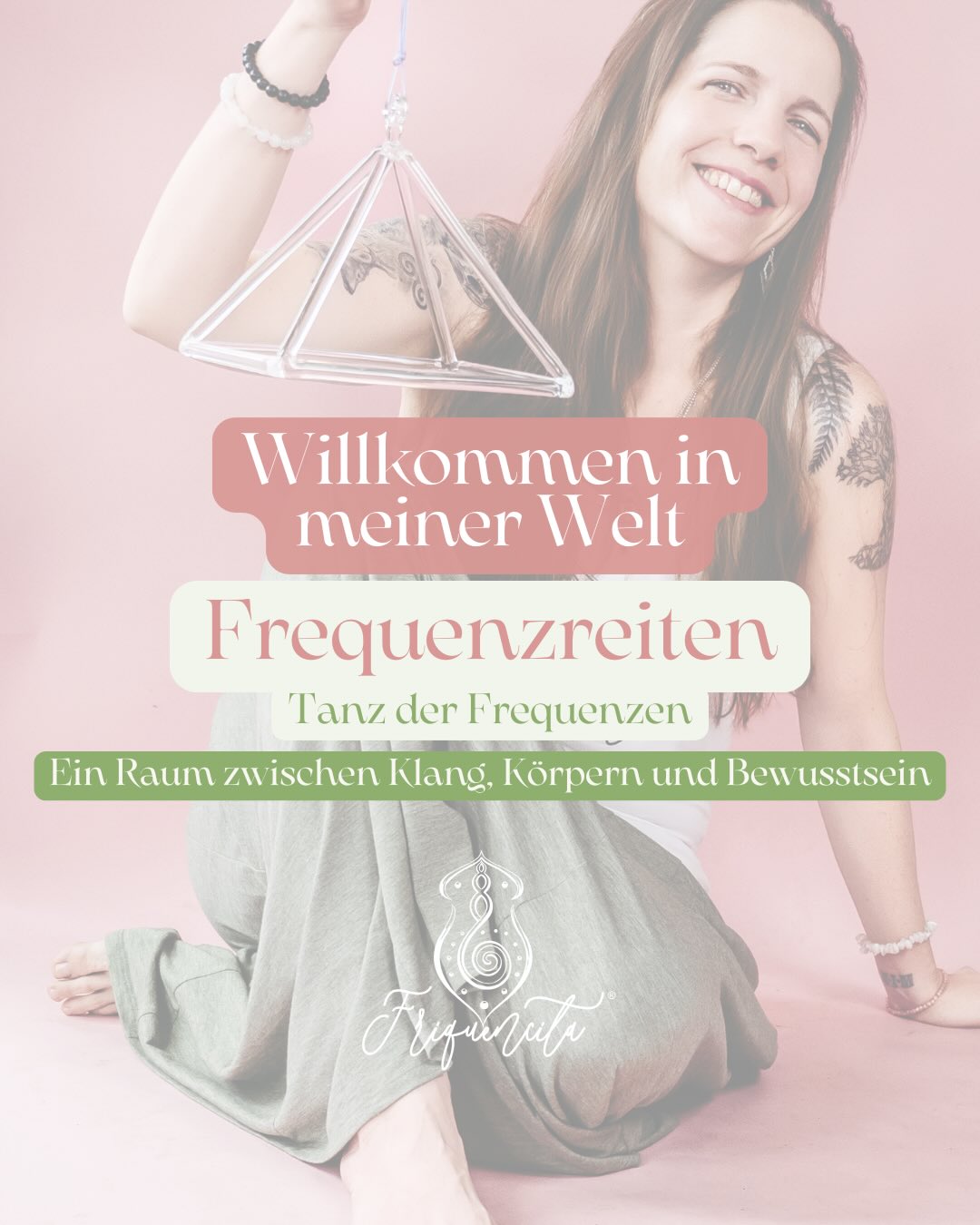 Vielleicht bist du gerade zum ersten Mal hier und fragst dich, was Frequenzreiten eigentlich ist.
Ehrlich gesagt fällt es mir schwer, diesen Raum in wenige Worte zu fassen. Nicht, weil er kompliziert ist, sondern weil er erlebt werden möchte.
Frequenzreiten ist ein innerer Erfahrungsraum, in dem Musik, Frequenzen, Stimme und deine ganz eigene Wahrnehmung aufeinandertreffen. Während der Reise liegst du entspannt mit geschlossenen Augen und darfst für eine Weile aus dem Alltag aussteigen. Es geht nicht darum, etwas zu erreichen oder eine bestimmte Erfahrung zu haben. Vielmehr entsteht ein Raum, in dem du wahrnehmen darfst, was bereits da ist.
Manche Menschen erleben innere Bilder, Erinnerungen oder Emotionen. Andere spüren ihren Körper bewusster oder erleben eine tiefe Ruhe. Jede Reise ist anders. Alles darf sich zeigen. Jeder Mensch erlebt etwas anderes. Genau darin liegt für mich die Schönheit dieses Raumes.
Frequenzreiten ist inspiriert durch Innerdance nach Pi Villaraza und gleichzeitig geprägt durch meine eigene Art, Menschen zu begleiten. Musik, Frequenzen und meine Stimme bilden dabei den Rahmen für eine sehr persönliche innere Reise.
Vielleicht kennst du das Gefühl, dass das Leben manchmal sehr laut wird. Dass Termine, Gedanken und Erwartungen so viel Raum einnehmen, dass die eigene innere Stimme kaum noch zu hören ist. Genau deshalb öffne ich diese Räume. Nicht um Antworten vorzugeben, sondern um einen Ort entstehen zu lassen, an dem du dir selbst wieder begegnen kannst.
Frequenzreiten findet jeden ersten Mittwoch im Monat online und jeden ersten Donnerstag im Monat live in Kaarst statt. Für Menschen, die sich eine noch individuellere Begleitung wünschen, biete ich Frequenzreiten außerdem als persönliche 1:1-Reise an.
Alle Termine und Informationen findest du unter:
www.friquencita.de/frequenzreiten
Und um den Raum zu fühlen und dich zum Frequenzreiten mal zu entspannen und hin zu legen findest du in der Poscastfolge 54 einen Ausschnitt von einer Session. Den Podcast verlinke ich dir in de Highlights unter Frequenzreiten und Poscast 🫶🏻
Ich freue mich auf unsere Begegnung. ✨
#frequenzreiten #innerdance #innerertanz #stimme nervensystem