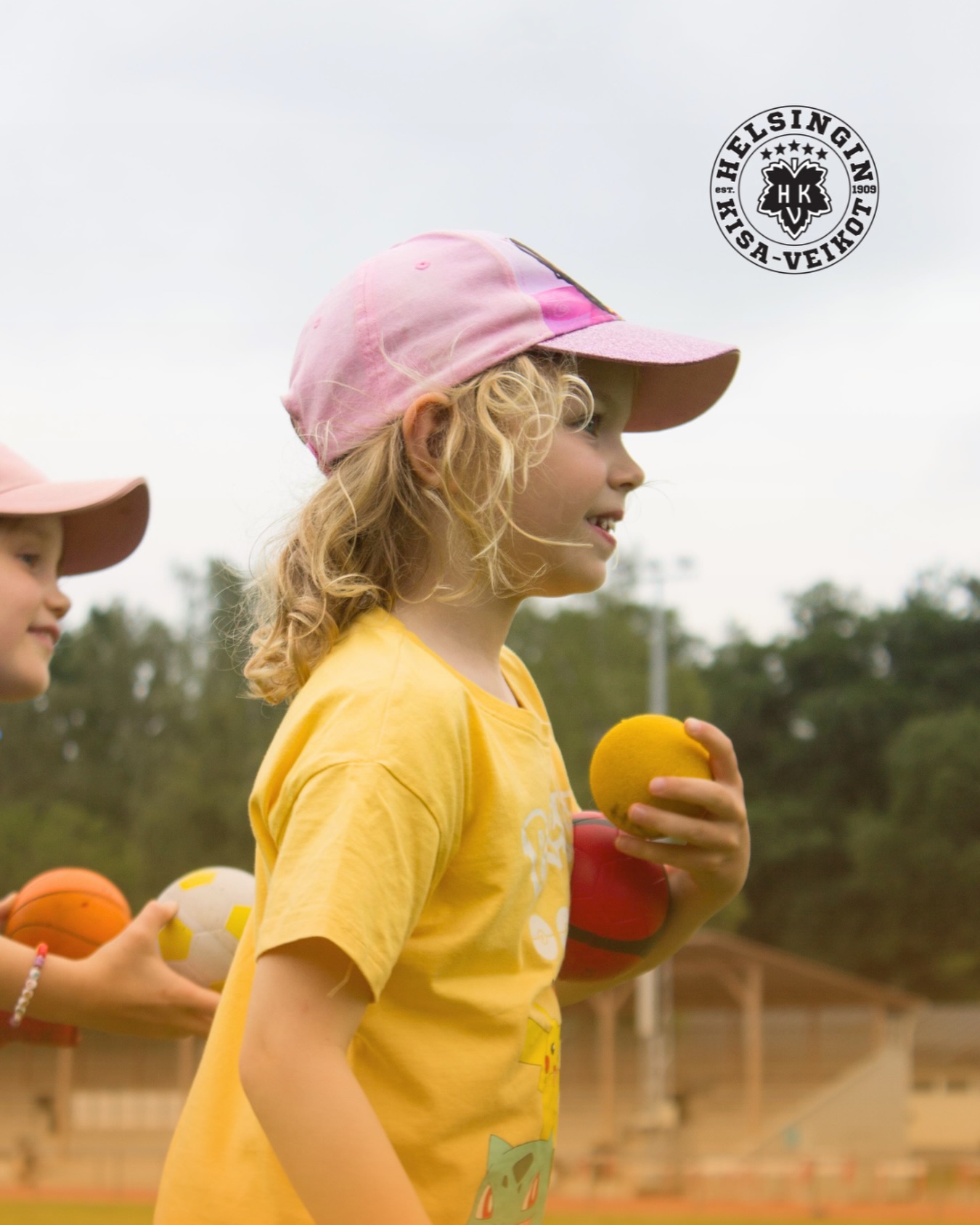 Onko liikkari teille jo tuttu? 🤸✨
Liikkari on loistava lapsen ensimmäinen harrastus! Tunnilla harjoitellaan monipuolisesti perusliikuntataitoja ikätaso huomioiden: tasapainoa, liikkumistaitoja ja välineenkäsittelyä💪
Leikkien ja pelien kautta opetellaan myös yhdessä toimimista muiden lasten ja ohjaajien kanssa. Lisäksi tutustutaan yleisurheilun alkeisiin, kuten juoksemiseen, hyppäämiseen ja heittämiseen. 🏃♀️🎯
Liikkarissa tärkeintä on ilo, onnistumiset ja liikunnan riemu! ❤️