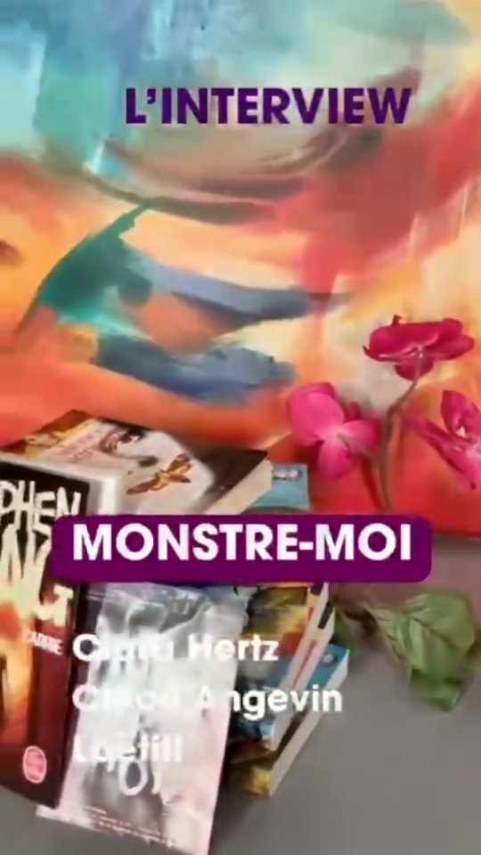 😈 @laetitia_leroy_ l'autrice et metteuse en scène de MONSTRE-MOI vous présente la pièce avec quelques extraits interprétés par @chloeagv et @clara__hertz
Au Théâtre de l'Oriflamme
Festival d'Avignon
Du 4 au 25 juillet à 20h35
Relâche les jeudis
Les places sont déjà en vente et les billets se vendent alors pensez à réserver 💜 Lien en bio
MONSTRE-MOI est un thriller psychologique. Une tueuse en série, une psychiatre, une relation fascinante et dangereuse.
#truecrime #thriller #theatre
