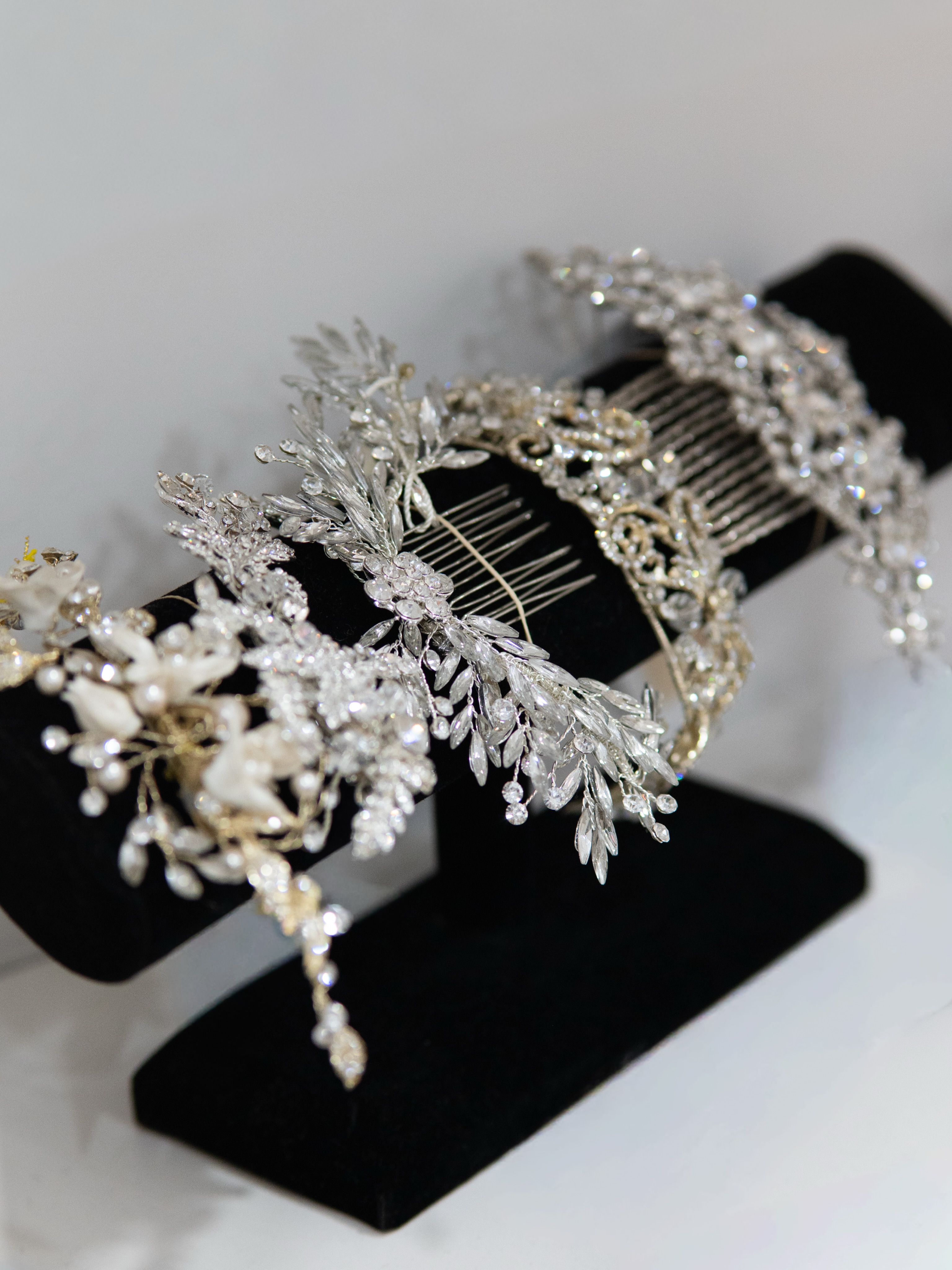 The details make your special day unforgettable ✨
From sparkling earrings and timeless necklaces to pearl accents, veils, and statement headpieces, we have everything you need to complete your bridal look perfectly 🤍