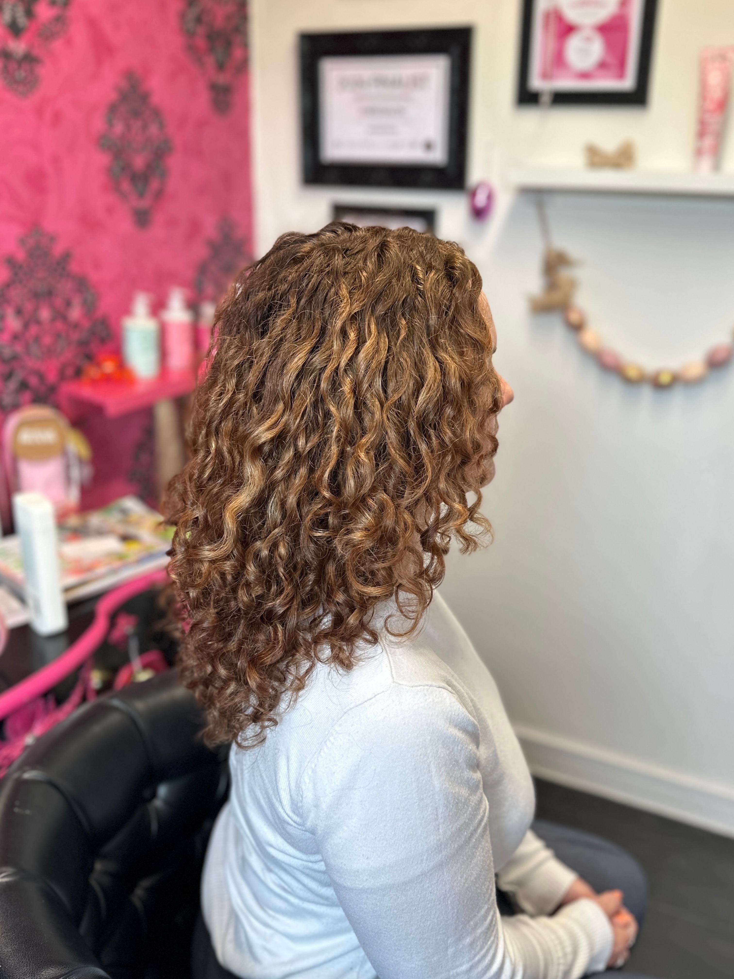 Before ➡️ After ✨
Curls don’t need to be tamed—they need the right shape.
💡 Curly tip: If your curls feel heavy, it’s usually a shape issue, not a product issue.
