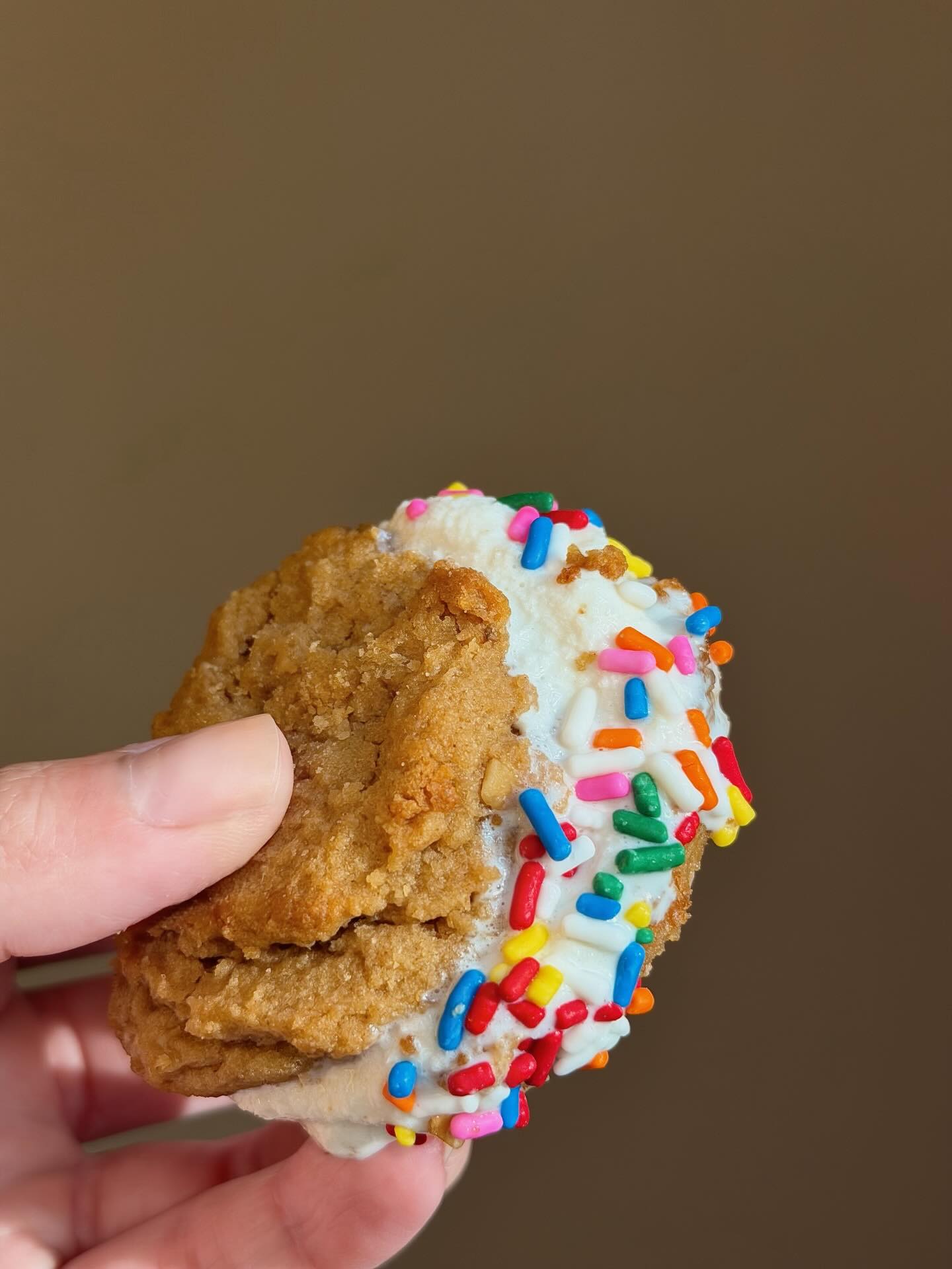 Homemade greek yogurt ice cream sandwiches on peanut butter cookies🍦🍪 It’s summerrrr, it’s only right.
Recipe for the ice cream is already on the Clean Plates blog in my bio, it deserved a comeback! Hope this helps your weekend plans