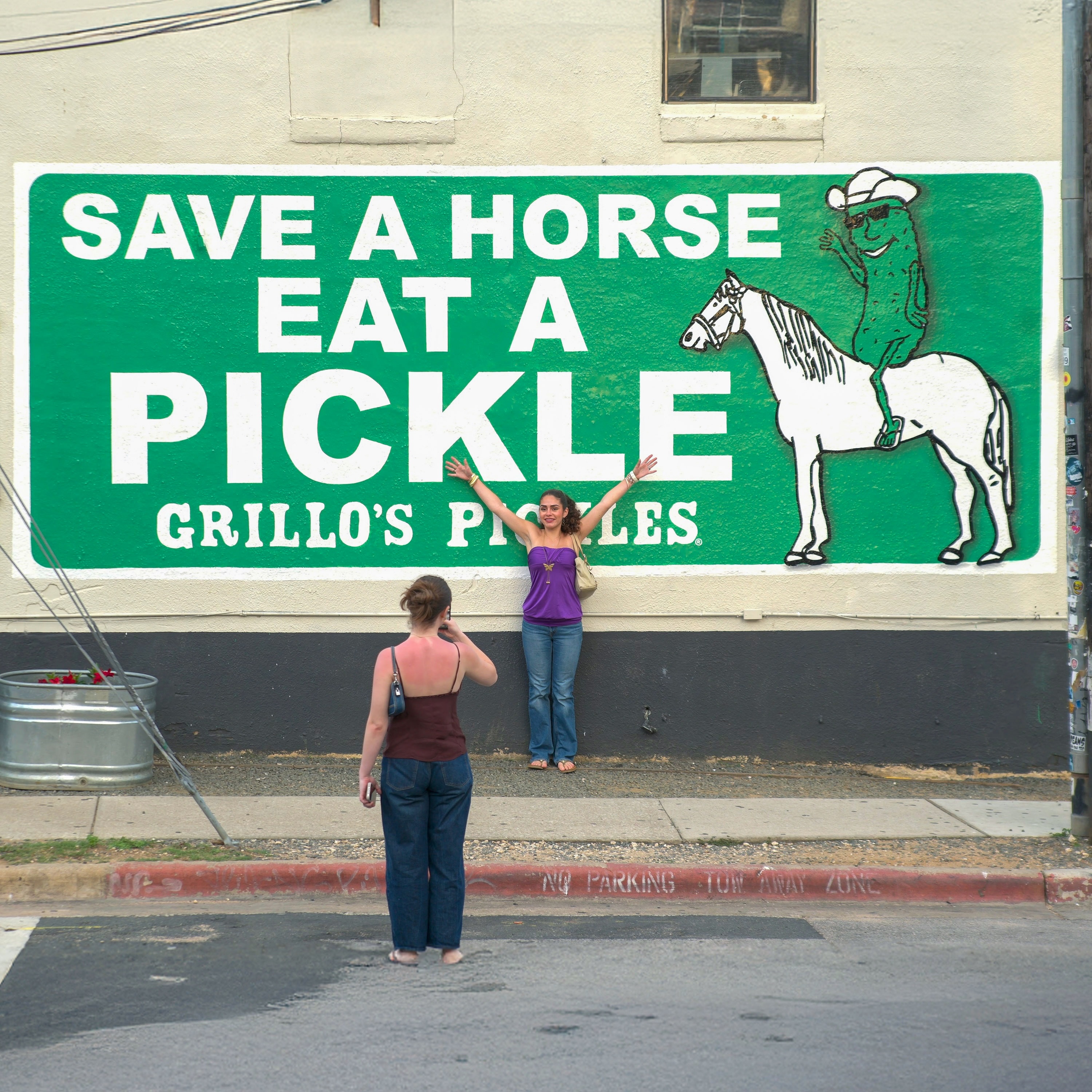 Galloping into the weekend with @grillospickles 🤠🥒🐎
🏷️
.
.
.
.
#overallmurals #trusttheprocess #killthepixel #handpaint #coasttocoast