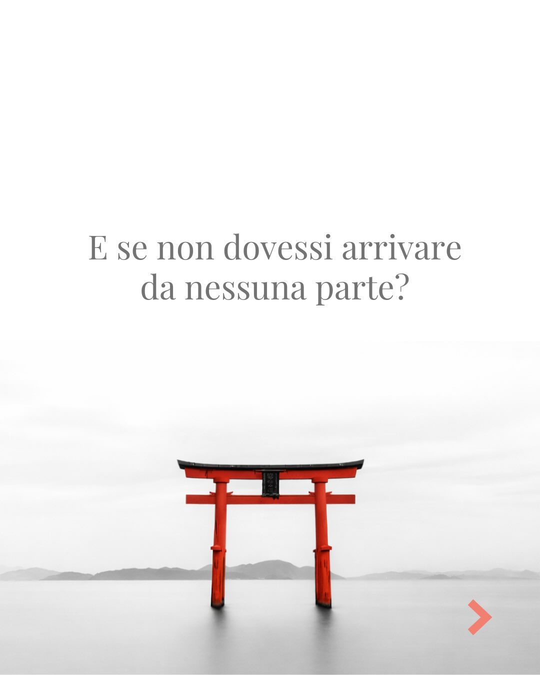 Questa sera all’improvviso, a sorpresa e inaspettatamente, c’è stato un momento in cui qualcosa nel petto si è aperto, e dentro quell’apertura c’era tutto insieme: leggerezza, gioia, calma, gratitudine così grande da non avere un oggetto preciso se non la vita intera, ogni scelta difficile, ogni cosa attraversata, ogni dimensione costruita con responsabilità e volontà. Un momento di centratura vera, di quelli che non si pianificano e non si spiegano, si ricevono.
Questo carosello nasce da lì, e lo condivido con pudore e con gioia, perché so che dove non c’è chiusura possiamo risuonare gli uni negli altri, e se qualcosa di questa frequenza trova terreno fertile in te, allora era già tua anche prima di leggerla.