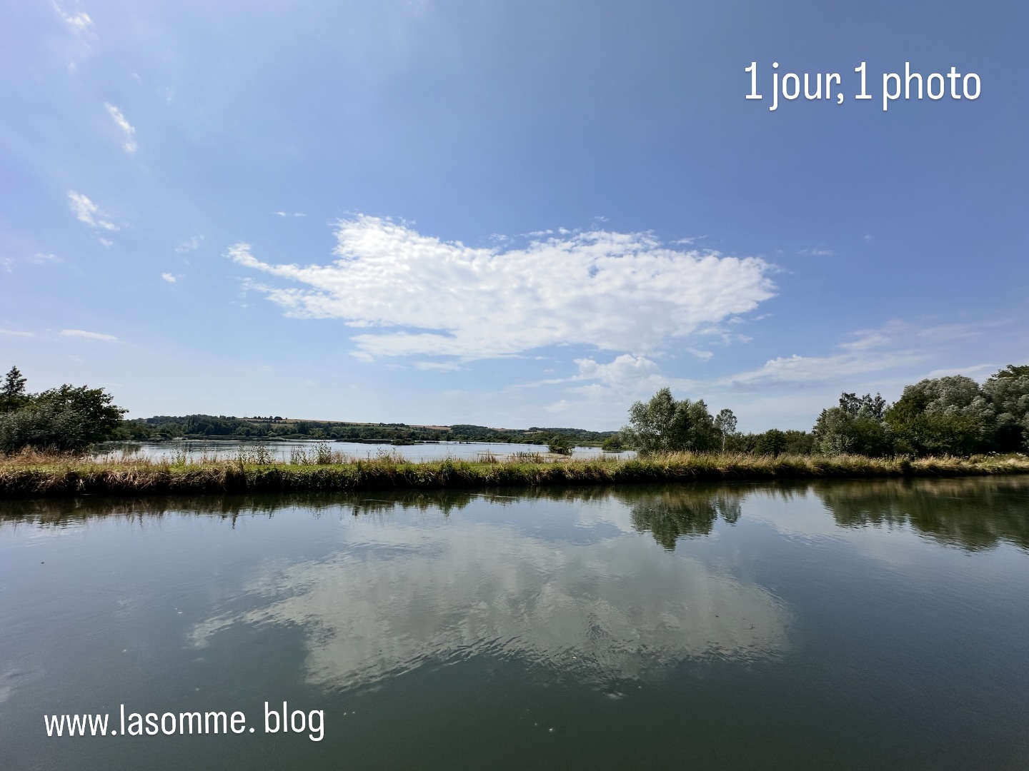 De terre et d‘eau, de nuages comme autant de mirages, un marais, une tourbière, un lieu de lumière où il fait bon baguenauder : le marais de Cavins à Bourdon à découvrir sur www.lasomme.blog 🦋