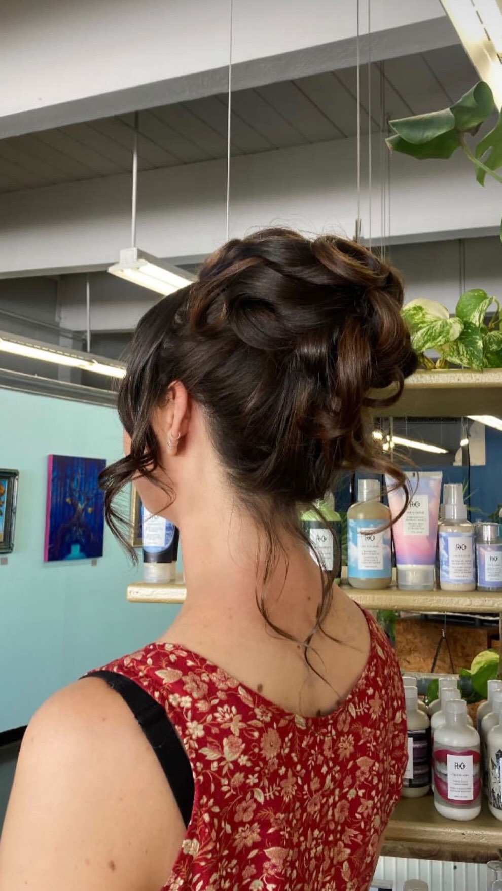 Such simple yet sweet updo 💕
#downtowncampbell #hairstylist #stationxsalon #weddinghair