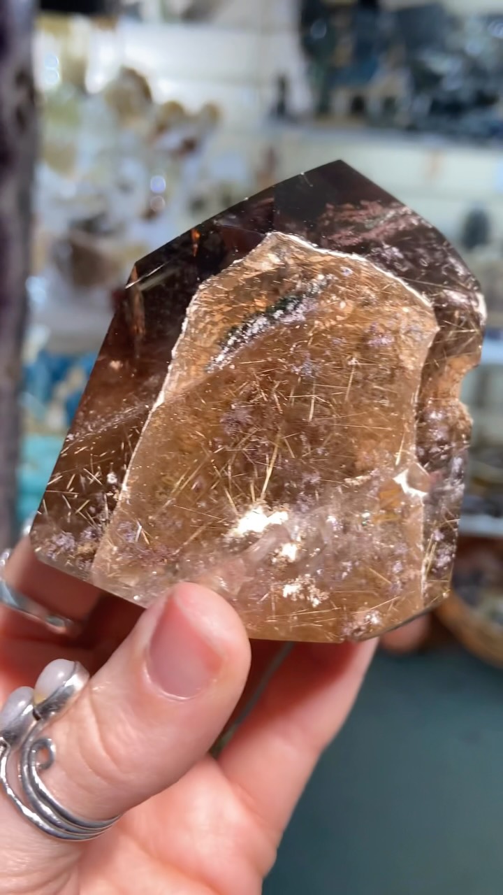 This is a truly spectacular example of a Garden Quartz with rutile inclusions ✨🔮🌟
Rutile in crystals is caused by titanium and iron which crystallised together as tiny needle like inclusions. These delicate structures are contained within its host minerals formation as we can see here, this is sometimes called angel’s hair due to its golden appearance
.
.
.
#crystalshopuk #rutilequartz #gardenquartz #rutile #crystalmagic