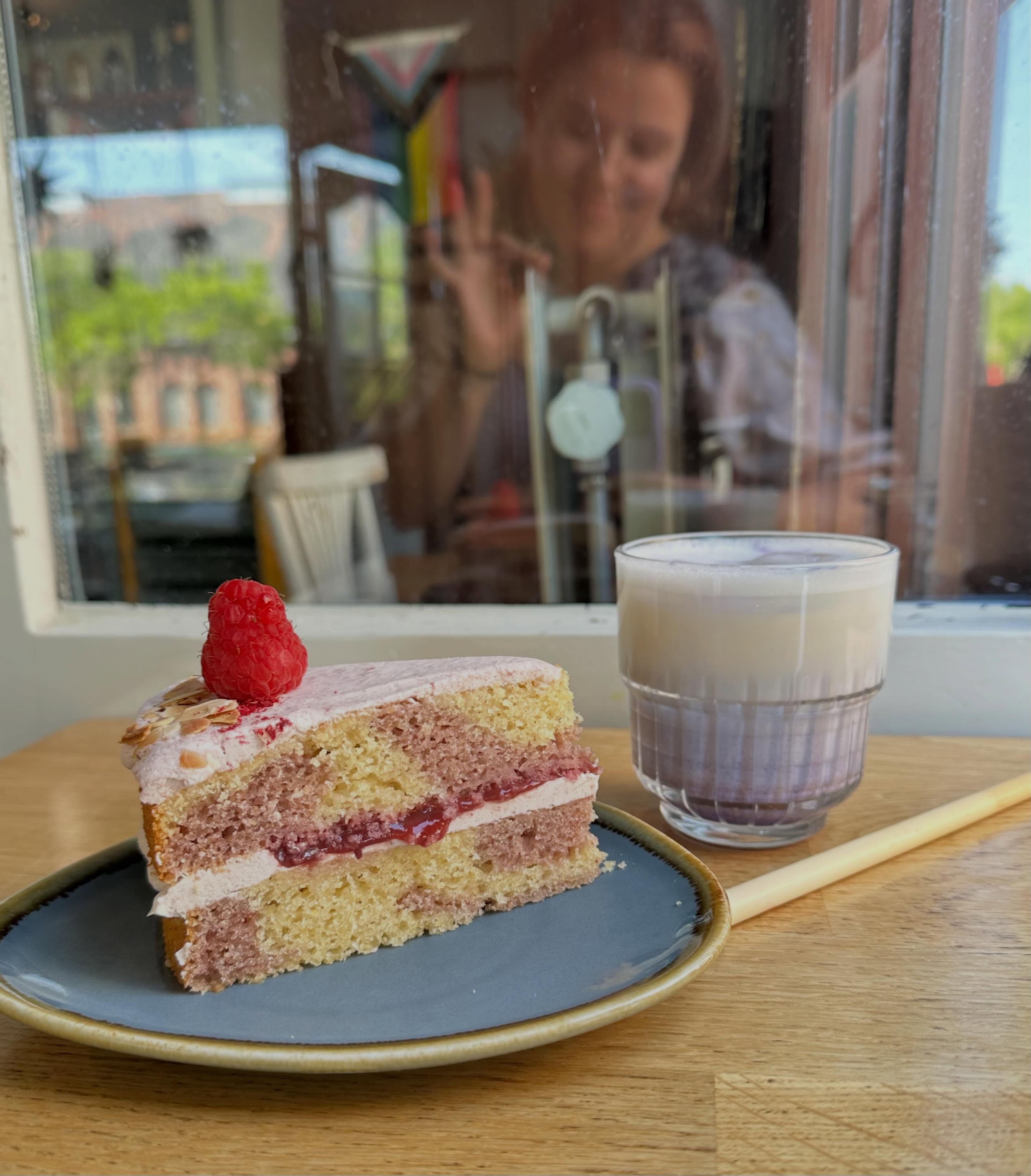 Summer flavours alert!
With the warmer weather it was high time we got some more fresh flavours into the building ☀️
Now serving: ube latte (hot or iced) and raspberry-almond cake (gluten-free)!
Get them while supplies last 😉