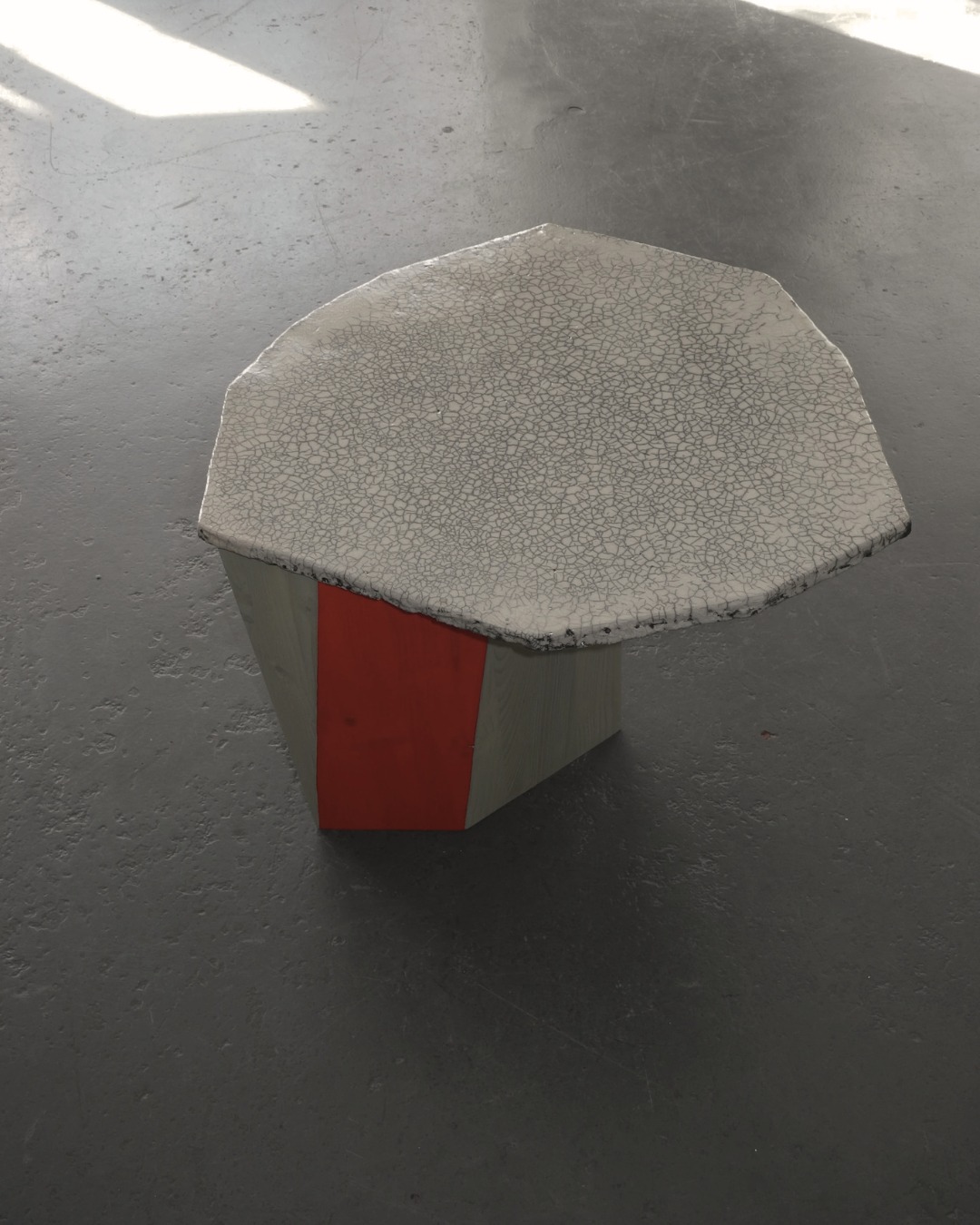 Vous avez l’opportunité de le planifier dès maintenant.
GÅRON recommande d’inscrire à votre agenda une visite chez Opia, le concept store dédié au design contemporain situé au 72 Lagerstrasse à Zurich.
Le jeudi 4 juin 2026, Opia présentera la première collection collaborative de ISSU ISSU × Barbara Postiasi : une édition limitée de cinq tables d’appoint où l’épicéa suisse rencontre la céramique japonaise Raku dans un dialogue subtil entre artisanat, matière et design.
Artiste céramiste basée à Zurich, Barbara Postiasi développe un travail centré sur la matière, la texture et les procédés artisanaux. Ses pièces, façonnées à la main, explorent la relation entre la terre, le feu et le temps, donnant naissance à des objets à la présence à la fois brute et poétique.
La chaleur du bois, la texture vivante de la céramique et la pureté des formes transforment ces créations en bien plus que du mobilier. Elles explorent la rencontre entre la terre et le bois, entre la fonction et la sculpture.
Pour les passionnés d’architecture, de design d’intérieur et de matériaux authentiques, c’est une occasion rare de découvrir une collection où le savoir-faire et l’esthétique contemporaine s’expriment avec une remarquable sensibilité.
ISSU ISSU × Barbara Postiasi — *A Dialogue Between Wood and Earth*
📍 Opia, Lagerstrasse 72, 8004 Zurich
Image : @_opia_ @issu_issu @post_iasi
Barbara Postiasi | Image by Florian Kalotay