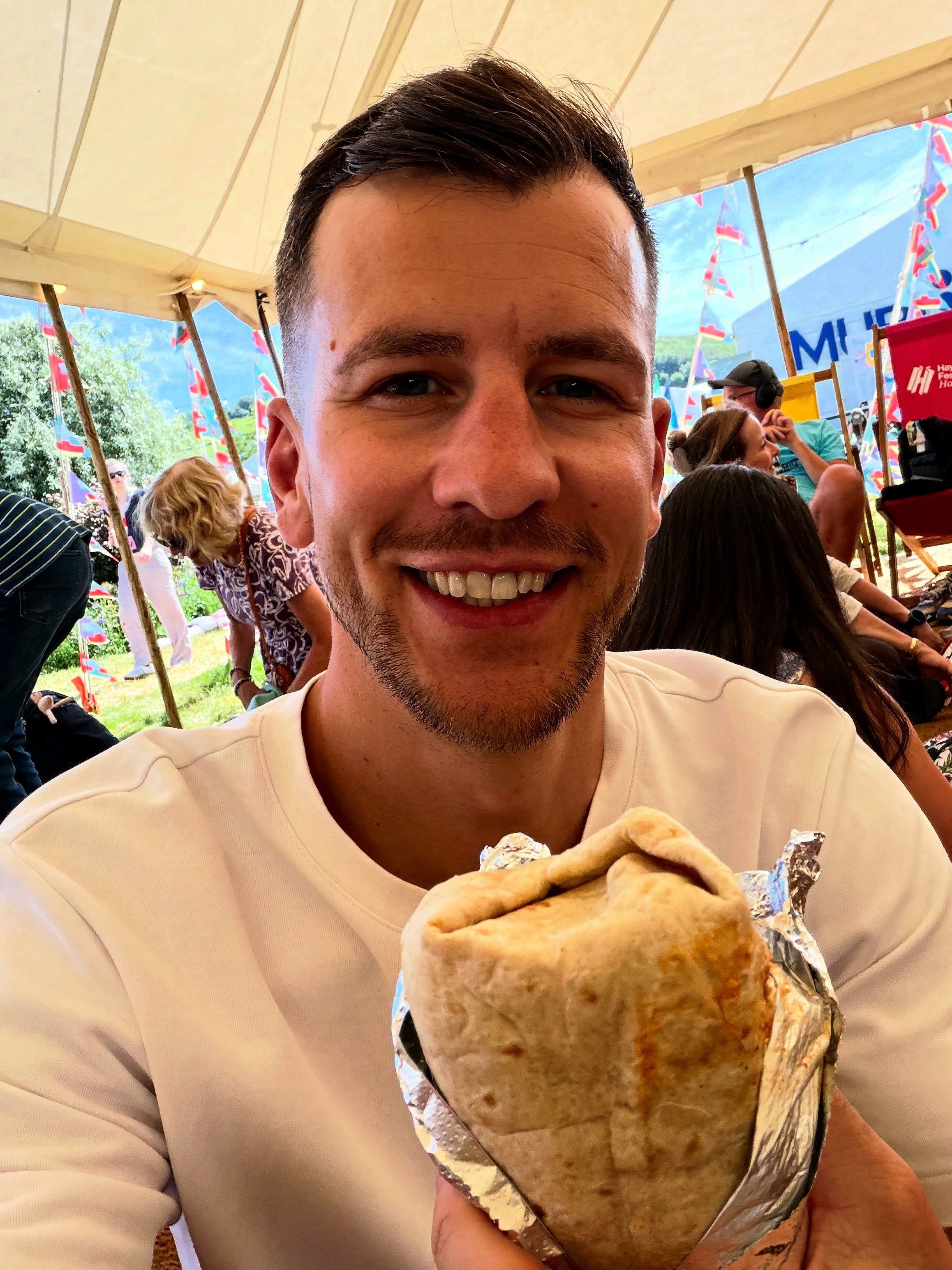 @thebabhaus - Hay Festival. Hay-on-wye
Burrito had good "heft".
Lovely soft tortilla, with flavoursome chipotle chicken.
Additional charge for Guac (to be expected) and for hot sauce (not so expected), plus the usual festival inflation pricing, did hurt the wallet.
Small price to pay, for the cause.
🌯🌯🌯🌯
---
#burrito #hayonwye #hayfestival #burritos #mexican