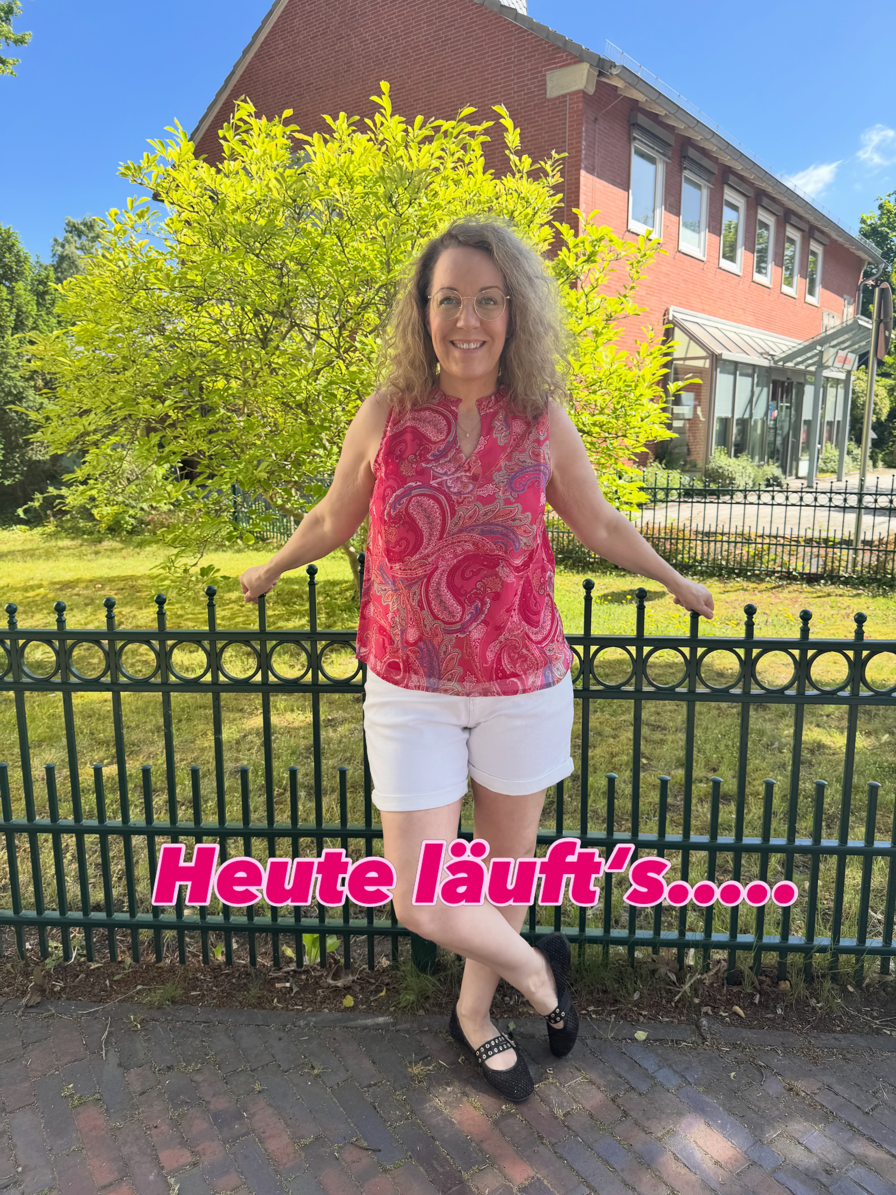 Dieser Look hat mich heute Morgen gerettet. Keine große Planung, einfach rein in die Paisley-Bluse, weiße Shorts drunter – und plötzlich fühlt sich der Tag gut an. Manchmal läuft‘s einfach 🩷
Was dein Sommer-Retter wird, findest du bei uns!
Pauline Worpswede | Bergstraße 26, 27726 Worpswede
Mo–So 11–18 Uhr | paulineworpswede.de
#paulineworpswede #worpswede #summerlook #outfitinspo #paisley