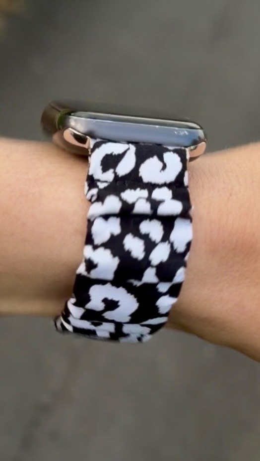 Made myself a new watch strap since my black one got covered in flour and I was too impatient to wait for it to be washed! Did you know you can wash your watch straps? They come up lovely! My Black one looks good as new again- however I’ll have this leopard one for a bit now 👌🏻🥰
#watchstrap #littledotsbows #handmade #smallbusiness
