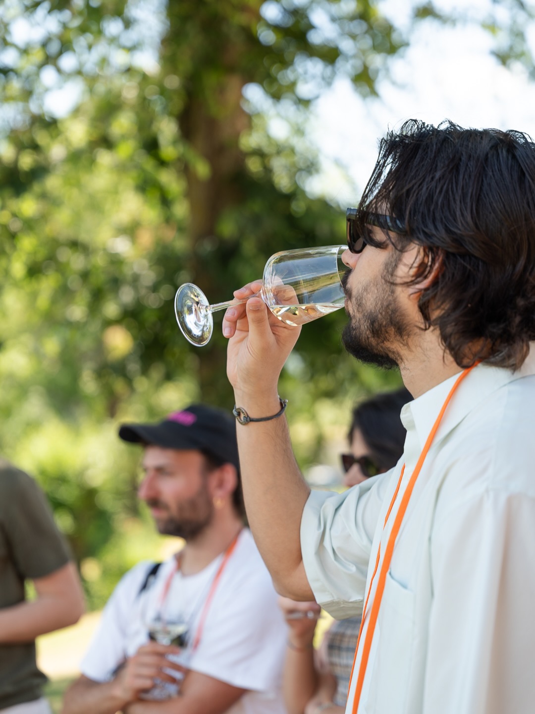 Si conclude la prima giornata di Cantine Aperte 2026: tra calici, sorrisi e buona musica, abbiamo scritto insieme pagine di emozioni, sapori e condivisione. 🍷✨
Perché alcuni giorni finiscono, ma le emozioni che regalano continuano a vivere.
The first day of Cantine Aperte 2026 comes to an end: among raised glasses, smiling faces, and great music, we shared unforgettable moments filled with emotion, flavor, and togetherness. 🍷✨
Because some days may end, but the memories and feelings they create live on forever.
#cantineaperte #borgopaglianetto #verdicchiodimatelica #wineloversclub