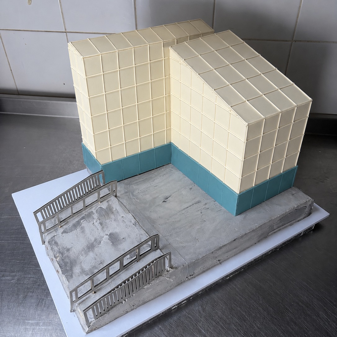 Ahhh Hi there Friday! Baking cakes in this heat is no joke, but still cracking out some brilliant commissions! Shout out for this cake from the weekend (that legit nearly broke me ((my delivery driver and colleagues will attest 😆) for @turnercontemporary to celebrate their 5 MILLIONTH visitor! Woah! Thank god for dowel and walk in fridges… oh and a special shoutout to the ever patient and wonderful @the_creativekoala for her sterling job on railings. One of us (not me) was able to see the matrix of angles and ratios to recreate them!
It’s been a week of three weddings and a funeral on the big orders front, and a smattering of birthday and first anno cakes, amongst the cafe orders. But next up, market day tomorrow and there’s some mega treats for and end of May weekend blowout!
#bespokecake #cakeart #margatekent #dealkent #cakemaker