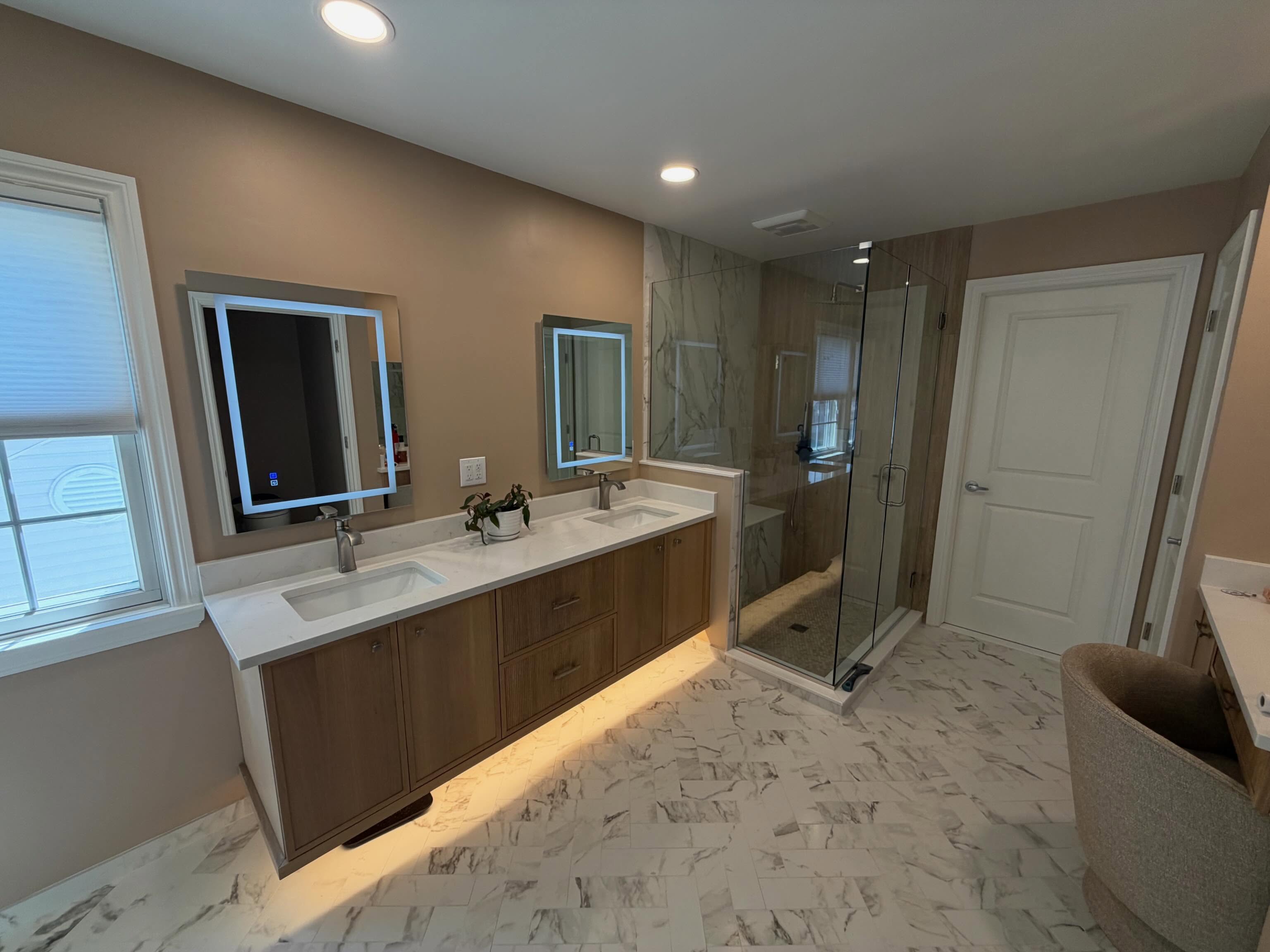 I think I may have my new favorite bathroom! We wrapped this up a couple weeks ago. Now that the homeowner has put the final touches on it, I am able to post this beauty. Get yours today by calling or visiting us online.
#kimbletile #schluter #tile #bathroom #remodel