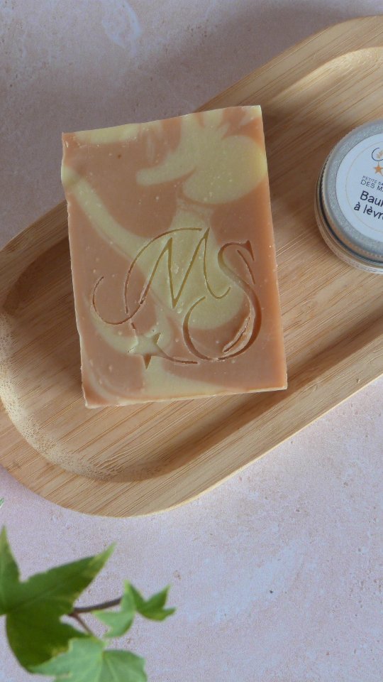 ✨️ ASMR ✨️
Pas de bande son, juste les sons du labo.
Coupes savon, étiqueteuse, robot, papier cristal...
Je ne travaille jamais en silence.
#savonnerieartisanale #faitmain #artisanefrançaise