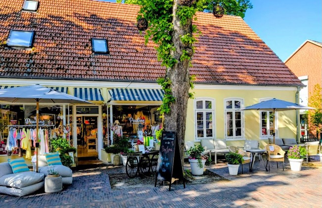 Sommer, Sonne, Pauline-Terrasse 🩷
Ehrlich gesagt bin ich immer noch ein bisschen verliebt in unsere Außenansicht gerade. Alles blüht, die Sonne knallt – und wir haben einfach mal richtig schöne Gartenmöbel ins Sortiment geholt. ☀️
Mein absolutes Highlight? Dieser Sessel links unten im Bild. Der sieht aus wie ein Statement-Piece, ist aber in Wahrheit ein totaler Alleskönner – umbaubar zur Liege, superleicht und dabei so bequem, dass man ihn am liebsten gar nicht mehr verlassen möchte. 🩷
Und jetzt du: Was ist DEIN Highlight auf dem Bild? ⬇️
📍 Bergstraße 26, 27726 Worpswede
🕐 Mo–So, 11–18 Uhr
#paulineworpswede #worpswede #gartenmoebel #sommerfeeling #wohnenmitliebe