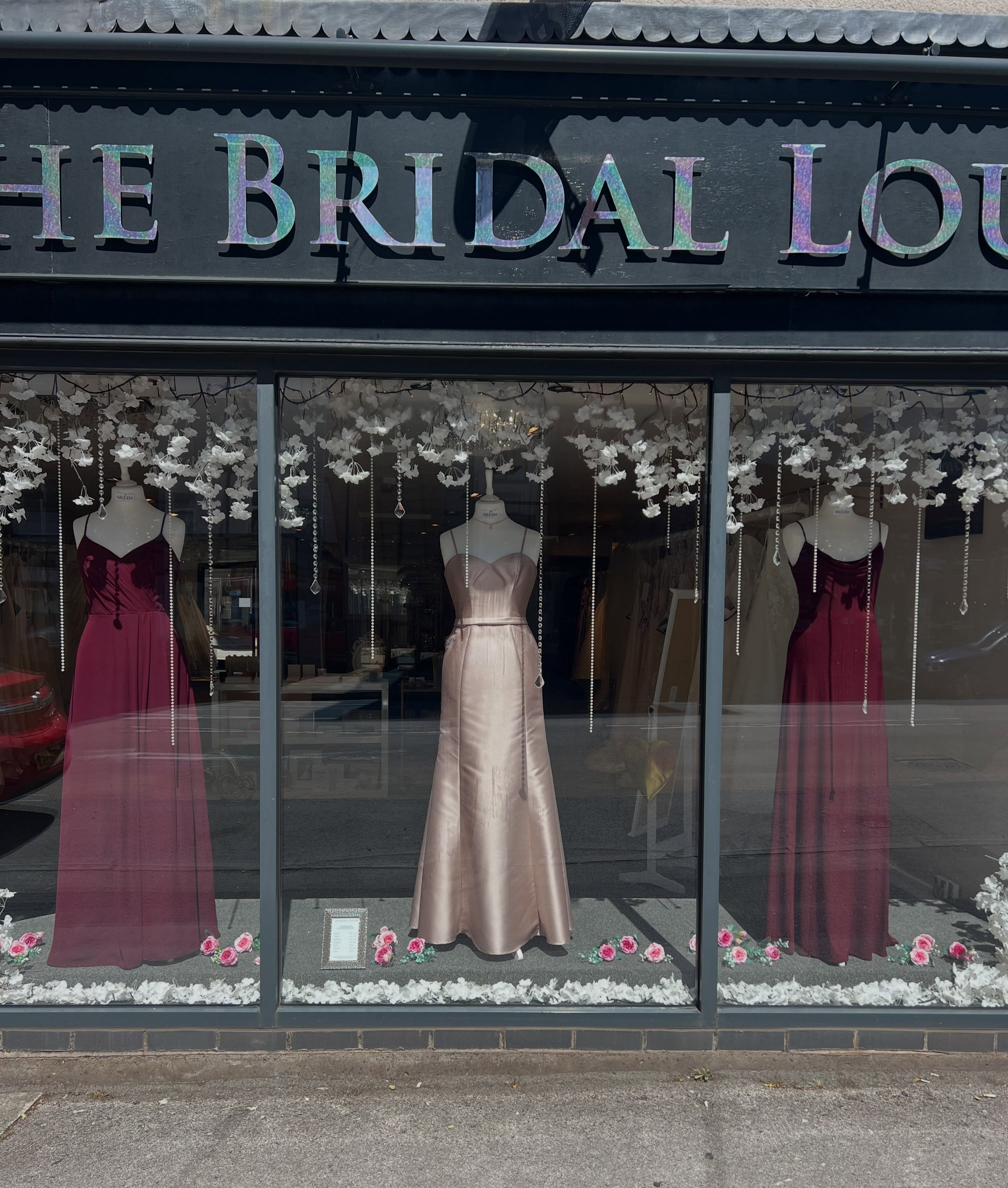 Three of our £50 sale dresses feature in our window this week, burgandy and blush looks gorgeous together in the sunshine ☀️ I tried to hide my reflection but I don’t think I did the best job haha!
#thebridalloungenewcastleunderlyme #saledresses #bridesmaidsdress #promdress #eveningdress