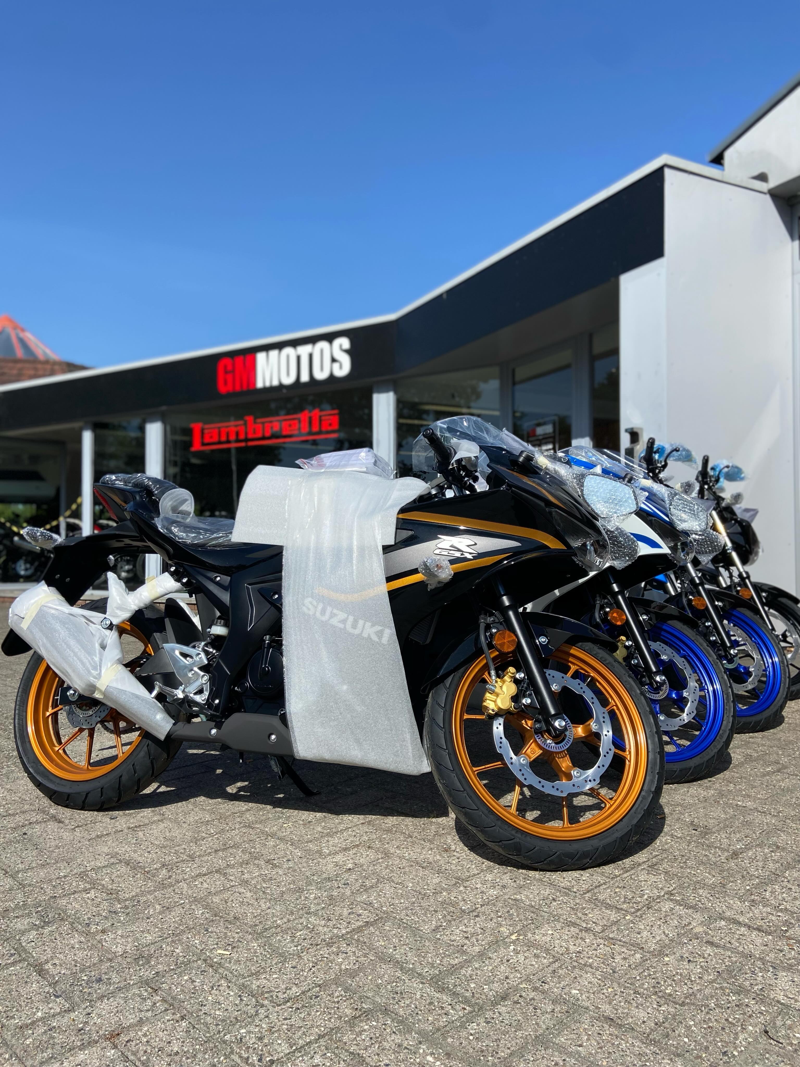 🔥 Whoop Whoop 🔥
Yeees!
Daar zijn ze!
De nieuwe modellen van Suzuki GSX-R125 & GSX-S125!
Vanmorgen geleverd en straks te bezichtigen in onze showroom.
Klaar voor verkoop
Nieuwe stock
Nieuwe liefde
Kom langs en ontdek de nieuwste trends, nieuwste snufjes en nog zoveel meer.
Start je zomer in stijl!
#suzuki #125cc #style #motorcycle #fyp