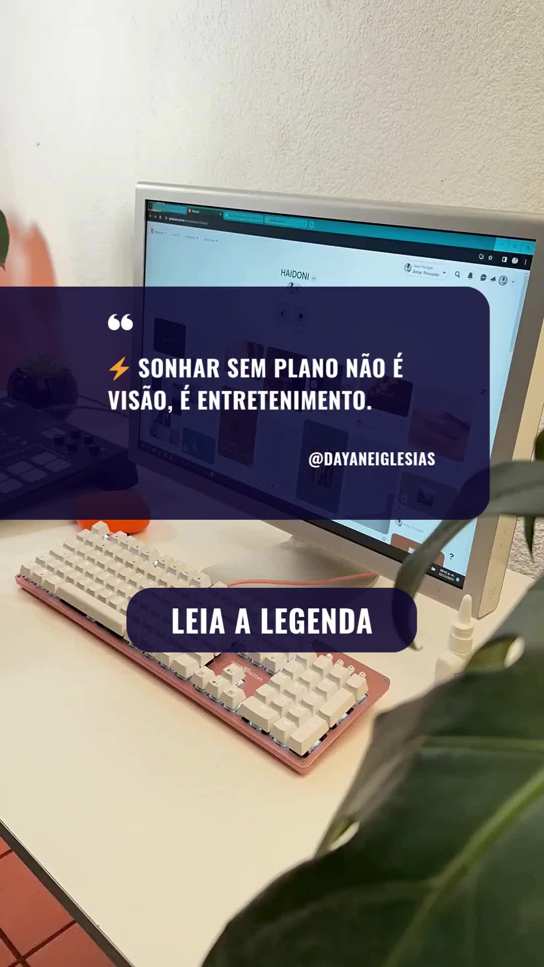 Sonhar sem plano não é visão, é entretenimento” quer dizer que imaginar um futuro desejado sem dar a ele uma rota prática vira só uma experiência emocional agradável, não uma direção real.
O que é “sonho” vs “visão”
Sonho: imagem do que você quer (“quero um negócio leve, lucrativo, com tempo pra minha filha e saúde em dia”).
Visão: sonho traduzido em intenção executável. Ela responde: pra onde eu vou, por qual caminho, com quais marcos, e como vou saber que estou avançando?
Sem esse “tradutor” (o plano), o sonho não te organiza. Ele só te inspira por alguns minutos, e depois você volta pra realidade igual antes.
Por que vira entretenimento
Porque o cérebro recebe dopamina só de imaginar “dando certo”. A sensação é boa, mas:
não cria agenda
não cria escolhas (o que entra e o que sai)
não cria métricas
não cria compromisso com o custo (tempo, energia, renúncias)
Aí você “vive” o futuro na cabeça, mas o presente não muda.
#growskills #dayaneiglesias #desenvolvimentopessoal #evoluir #cadadiamelhor
