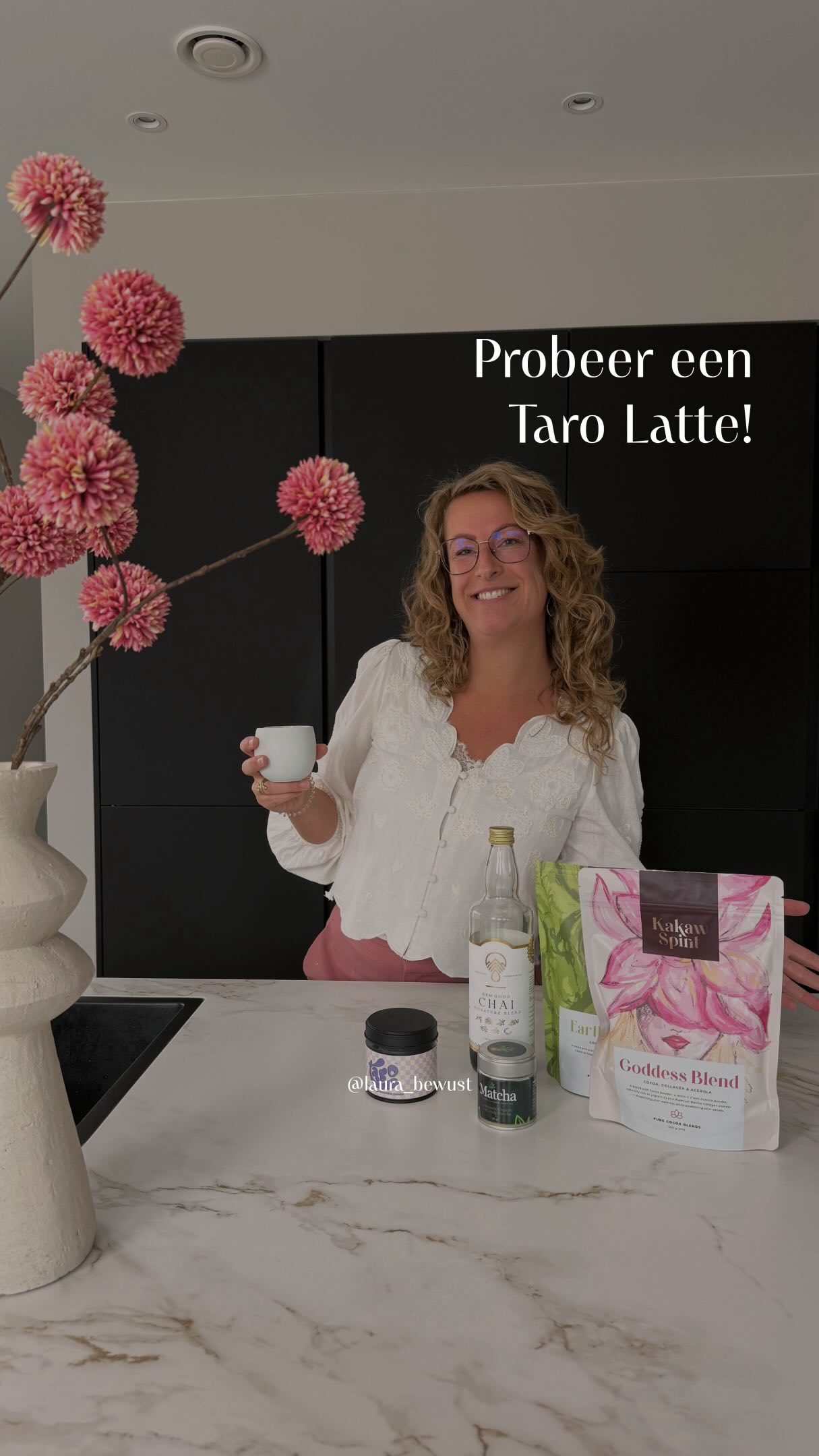 Mensen verklaren me soms voor gek dat ik geen koffie drink. ☕️😂
Maar mijn lichaam trekt dat dus écht niet.
Opgejaagd gevoel.
Hartslag omhoog.
Alsof m’n hele systeem “aan” schiet.
En ergens vind ik dat eigenlijk best interessant…
Hoe normaal we het zijn gaan vinden om vermoeidheid te onderdrukken in plaats van te luisteren naar wat ons lichaam eigenlijk zegt.
Dus door de jaren heen ben ik allemaal andere drankjes gaan ontdekken.
En honestly? Ik mis koffie totaal niet.
Mijn favoriete drankje van nu? Taro Latte! En dankzij @frankencharlie kan ik deze nu ook thuis maken! Ik laat je zien hoe ik dat supermakkelijk doe. 💜