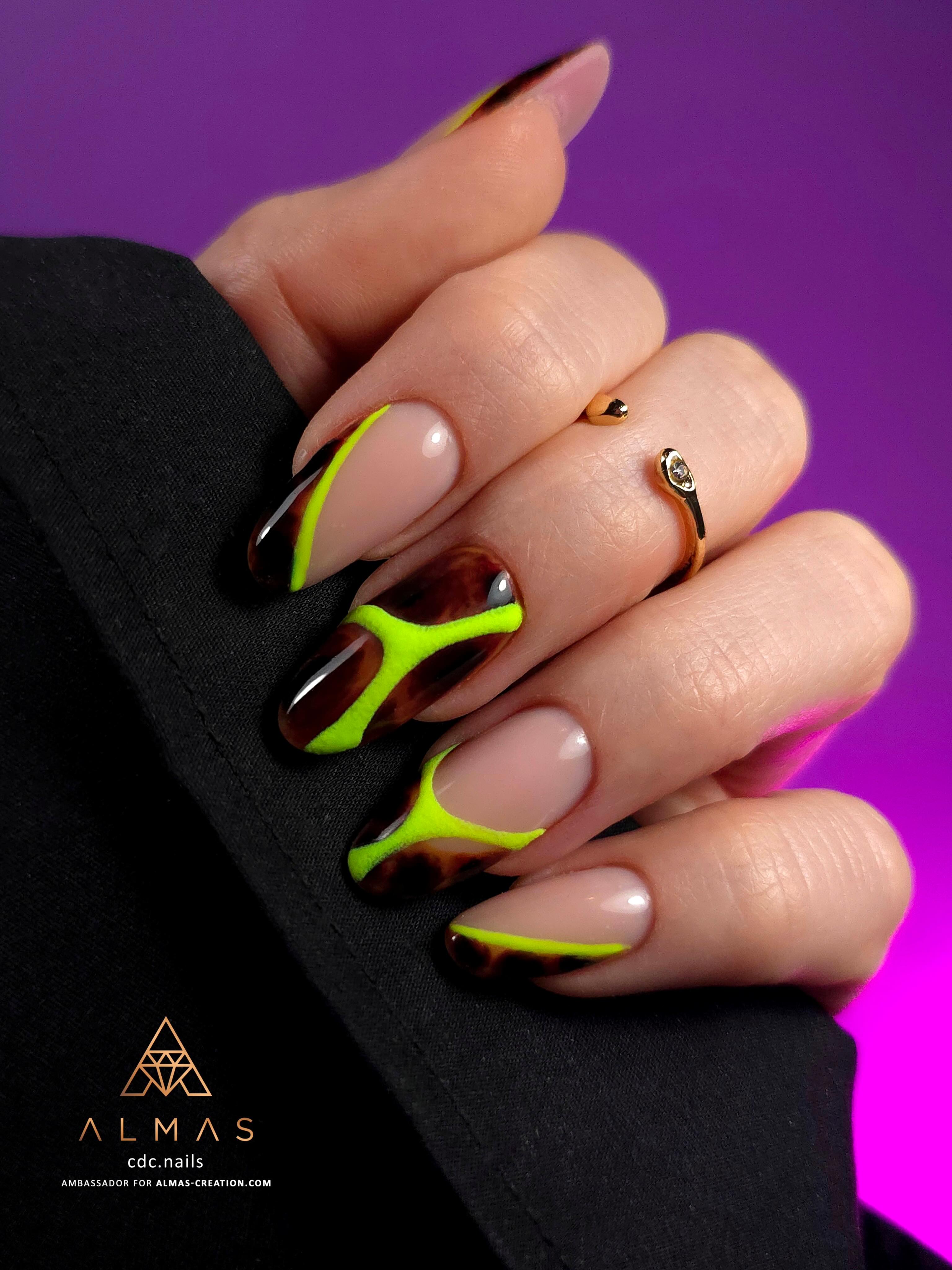 Que pensez-vous de ce remplissage de forme amande avec effets tortoise et acrylique de couleur néon? 🔥
Carolane a utilisé la rubber base Natural Peach, les vernis Golden Roots/Cinnamon Touch/Ebony Flame/X-treme Black/Neon Acid Green, le Blooming Gel, la Clear Acrylic Poweer et la finition Master Top Coat. ✨
#acrylicnail #acrylicnailsdesign #acrylicnails #neonnailsummer