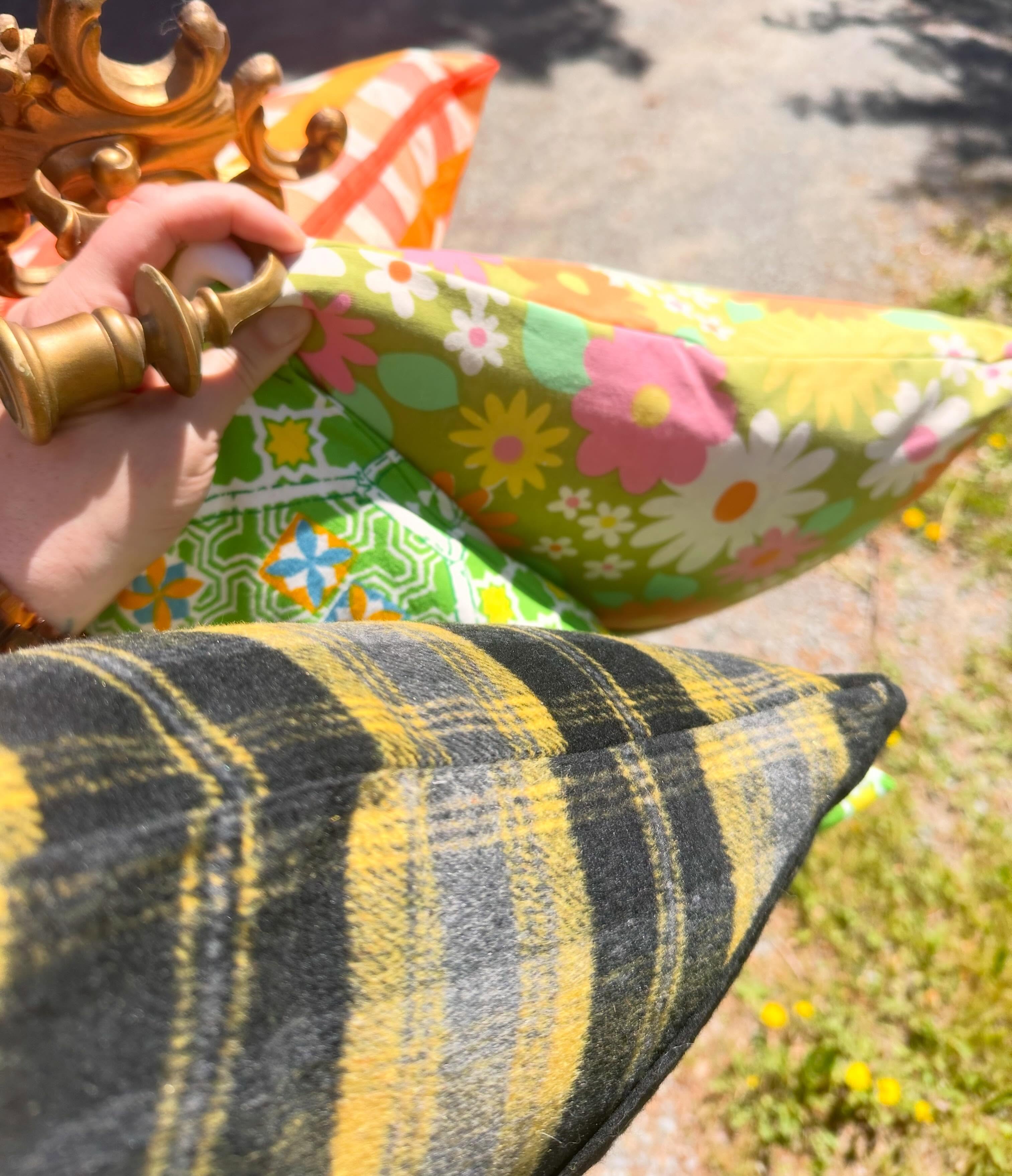 New items coming in just in time for the Lilac Festival.
4 hot off the sewing machine pillows and rolls of 1980’s Laura Ashley wallpaper!!
Obsessed with all these patterns.
I used the green block wallpaper in Weekenders own change room. 💚💚