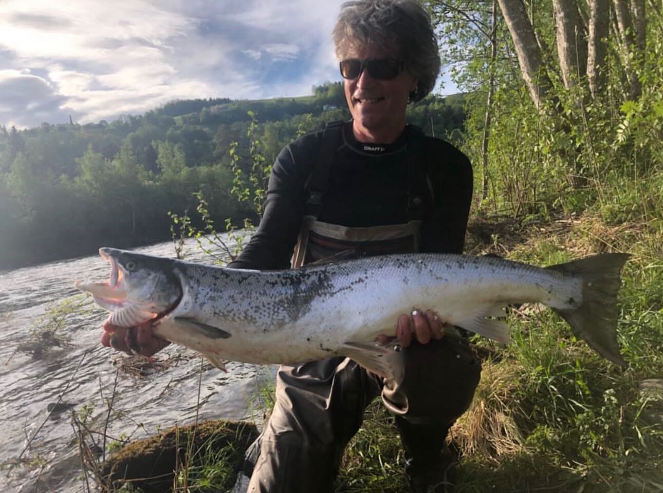 @hanskristianaamodt caught a stunning 9.5kg Atlantic salmon. Prime river conditions and crystal clear Norwegian waters 🇳🇴
#salmonfishing #elvefiske #laksefiske #flyfishing #visitnorway