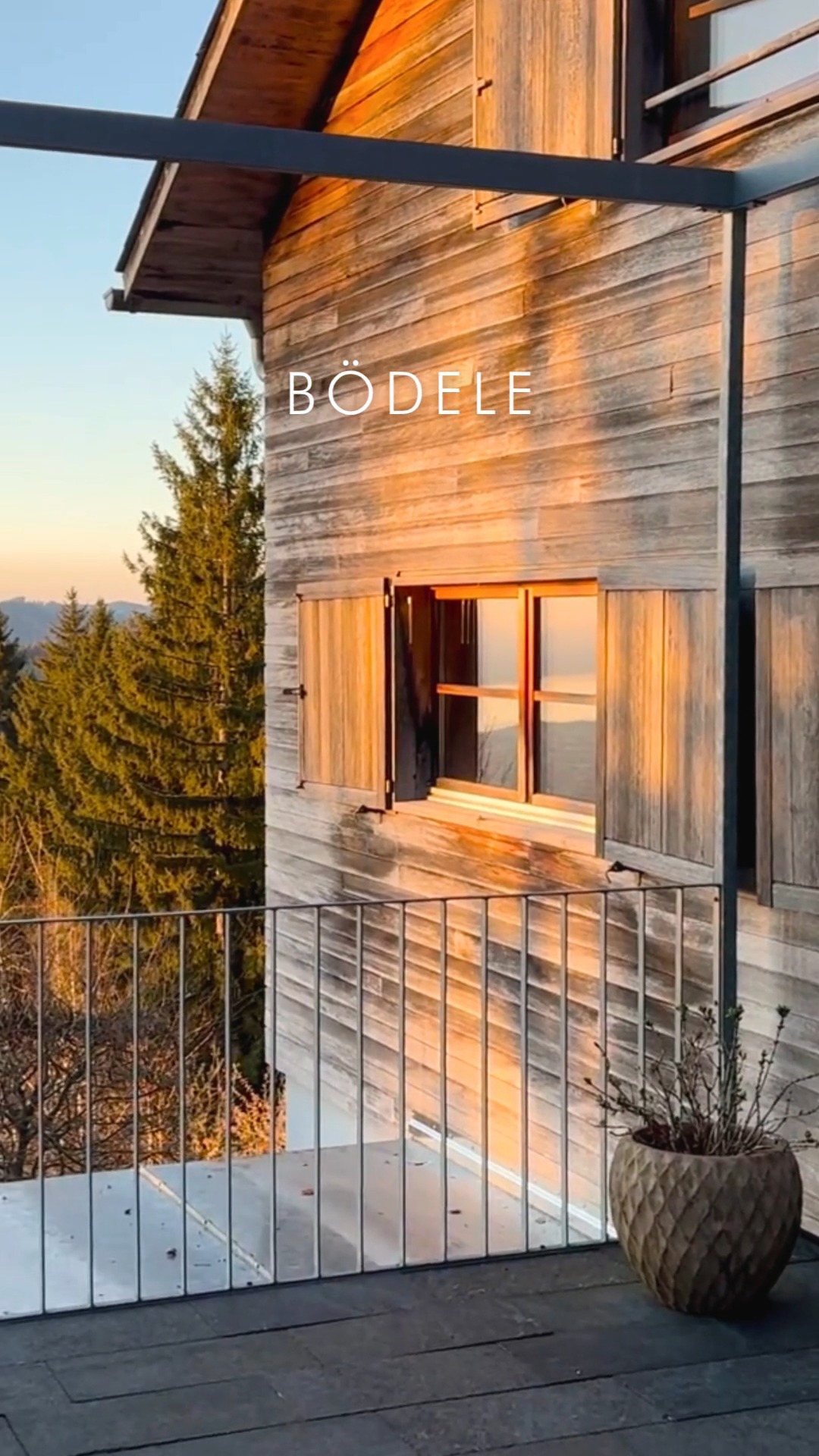 🏡 Exklusives Ferienhaus in Dornbirn-Bödele zu verkaufen – Natur pur mit Bodensee-Blick!
Hoch über Dornbirn, in absoluter Ruhelage, erwartet euch dieses einzigartige Ferienhaus mit atemberaubendem Panoramablick auf den Bodensee und den Pfänder. Auf 1.000 m Seehöhe genießt ihr unberührte Natur, absolute Privatsphäre und modernen Komfort – inkl. Sauna, offener Kamin und gemütlicher Hollywoodschaukel mit Fernblick.
Perfekt für Familien, Paare oder Gruppen, die Entspannung inmitten der Natur suchen, ohne auf Luxus zu verzichten. Nur wenige Minuten bis Dornbirn und zum Naherholungsgebiet Bödele – ideal für Wanderungen im Sommer und Wintersport im Winter.
📩 Interesse geweckt? Kontaktiere uns für weitere Infos oder eine Besichtigung vor Ort!
Nico Troy 📞+43 664 8247126 📨nico.troy@bb-immobilien.at 🌏https://www.bb-immobilien.at/haus-kauf/bb-25-01021
#Ferienhaus #Dornbirn #Bodenseeblick #Luxusimmobilie #Naturgenuss #Hideaway #Alpenidylle #WellnessZuhause #Bödele #ImmobilieMitAussicht #FreiraumFürIdeen #immobilien #realestate #hauskauf #investment #vorarlberg #immobilienvorarlberg #wohneigentum #HauskaufVorarlberg #HausMitGarten #WohnenImGrünen