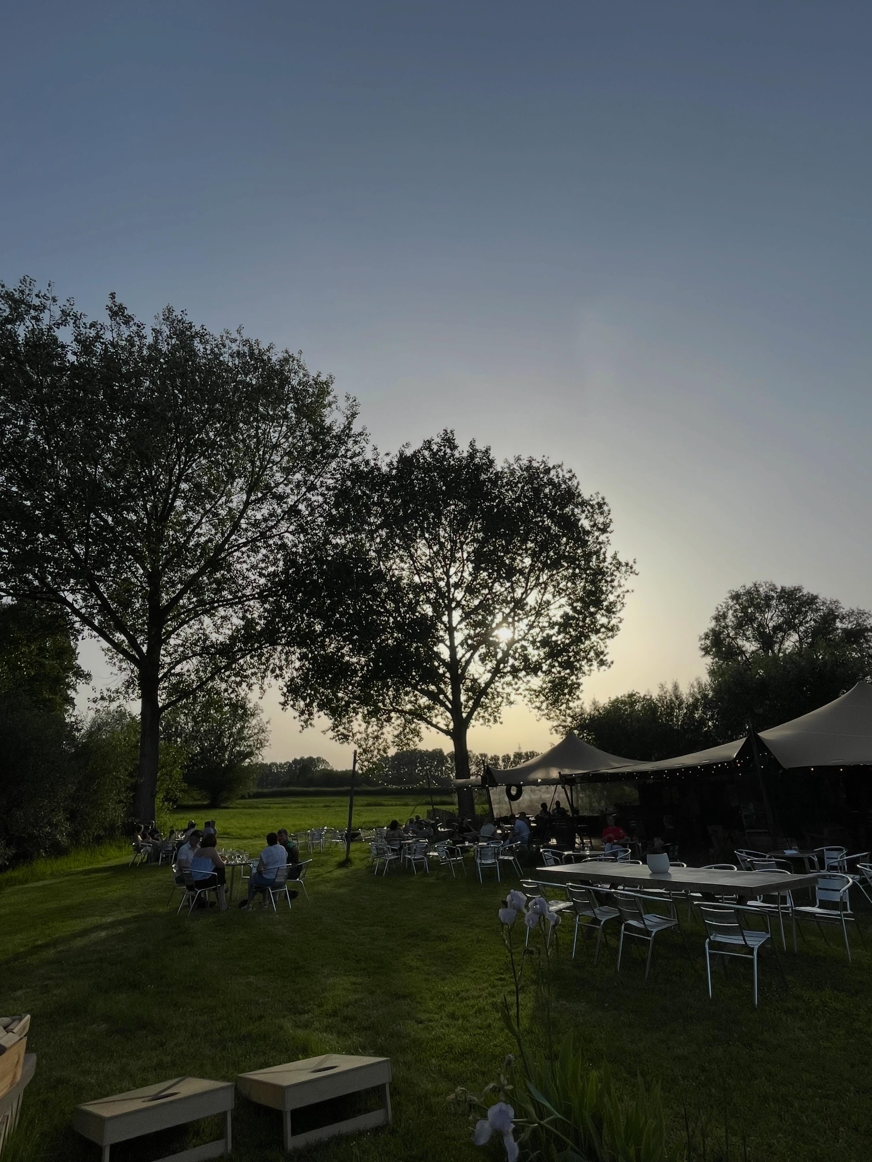 WAT EEN WEEKEND!!!
๐ธ Alles is ondertussen opgeruimd, de brouwer heeft opnieuw geleverd en we hebben een beetje kunnen bekomen!
Ongelofelijk bedankt aan iedereen die langskwam!
Voor iedereen die niet kon komen, we zijn komend weekend gewoon opnieuw open!
Kom genieten van de zon (of de schaduw) en laat je omringen door de natuur ๐บ