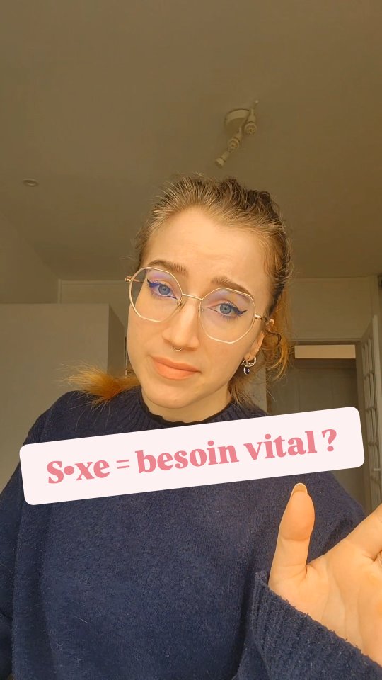 « Le s•xe est un besoin vital » : c’est une phrase que j’entends constamment en consultation 🫠
On ne meurt pas d'abstinence. Pourtant, beaucoup de personnes assimilent encore la s•xualité à une obligation biologique (comme manger ou dormir).
Le problème de cette vision, c'est qu’elle transforme l’intimité en dette. Si le s•xe est un besoin pour l'un, l'autre se retrouve avec le devoir de le remplir...
On passe alors d'un espace de partage à une logique d'obligation et de culpabilité.
Pour que le désir existe, il faut que le refus soit possible 🤍
#intimite #sexotherapie #couple