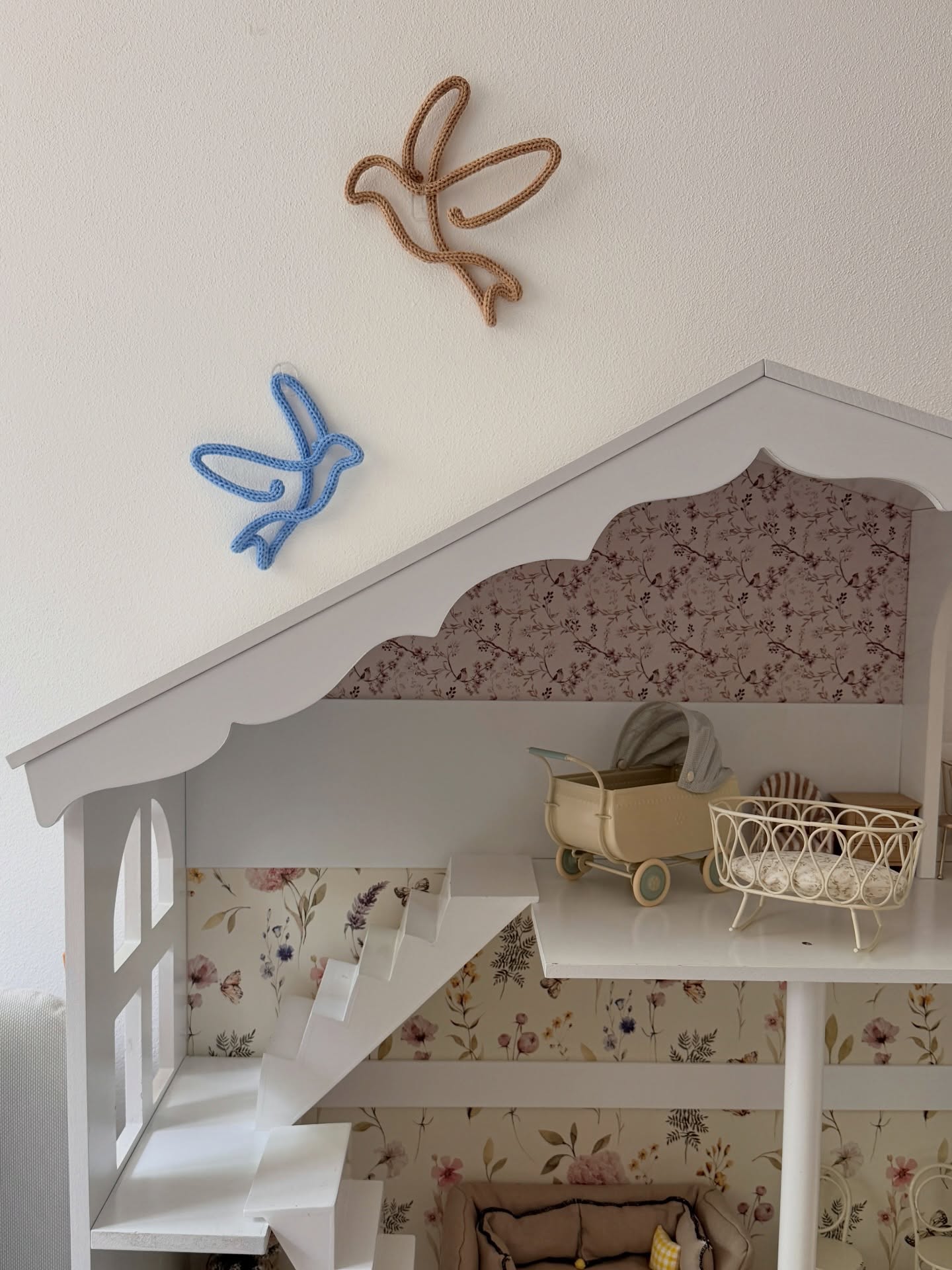 Novinka v naší pletené kolekci 🕊️
Lehké jako pírko, jemné jako dětské sny. ✨
Představujeme naše nové ručně pletené ptáčky, kteří krásně doplní dětský pokojíček a vytvoří v něm klidnou a útulnou atmosféru.
Každý kousek je vyrobený ručně s láskou a pečlivostí, aby přinesl do dětského světa ještě více kouzla a něhy. 🤍
Jak se vám líbí naše novinka?