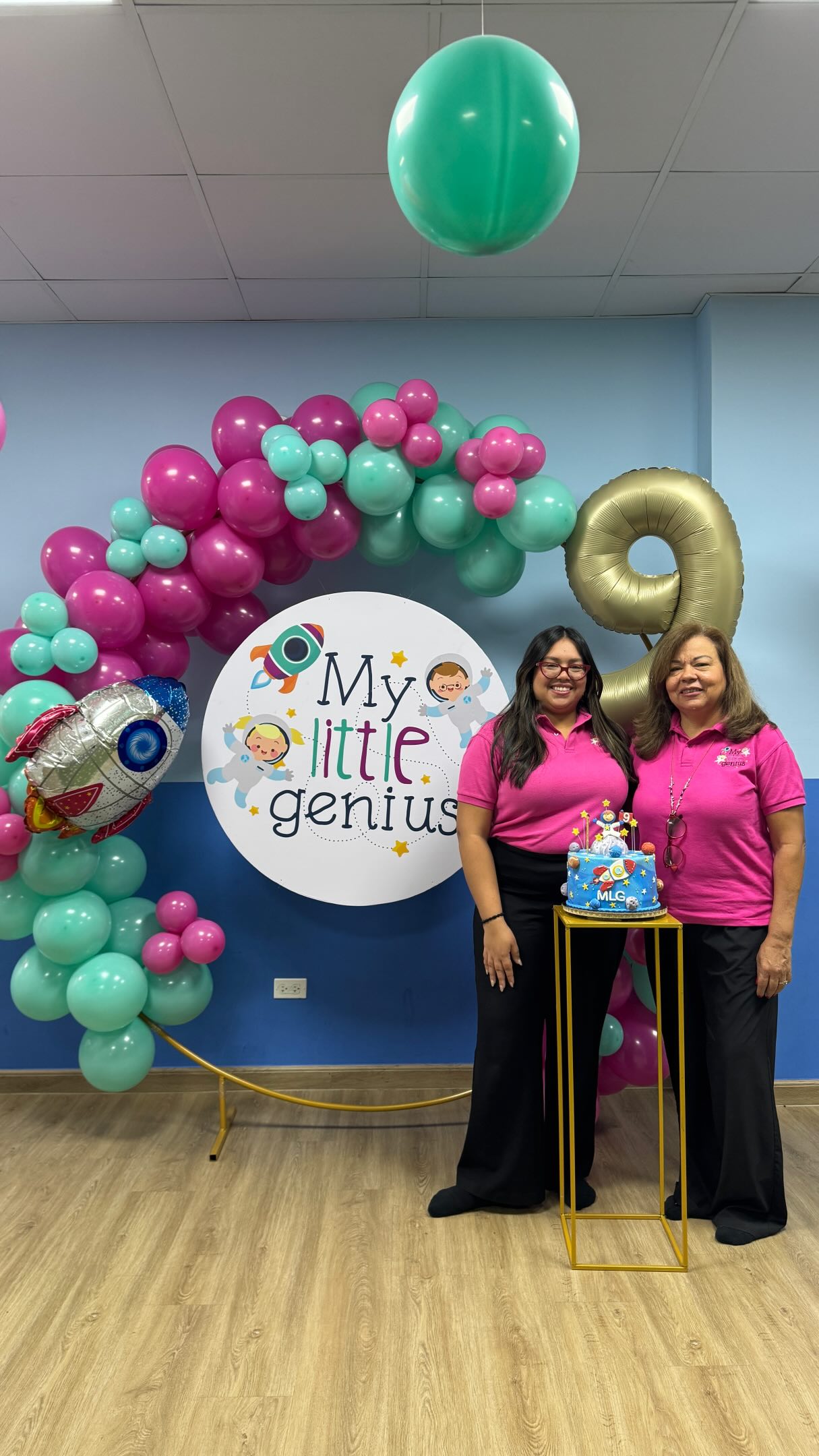 Hoy celebramos un año más de My Little Genius de la forma que más nos representa: juntos. 💛
Cantamos cumpleaños, bailamos, compartimos merienda y vivimos un momento muy especial junto a nuestros niños y los papitos de PK, quienes nos acompañaron para celebrar la historia que seguimos construyendo como comunidad.
Porque MLG es mucho más que un preescolar, es una comunidad que acompaña a las familias desde los primeros meses de vida, que ve crecer a los niños, celebra sus logros, sostiene sus procesos y crea recuerdos que se quedan en el corazón. En MLG creemos que cuando una familia llega a nuestra comunidad, se vuelve parte de nuestra historia y una vez eres parte de la familia MLG, lo eres para siempre. 💛
Cada cumpleaños nos recuerda todo lo que hemos vivido: los primeros pasos, las primeras palabras, las adaptaciones, los cierre de proyectos, las risas, los abrazos y cada pequeño gran avance.
Gracias a cada familia que ha sido parte de este camino y que nos permite acompañar a sus niños en una etapa tan importante de sus vidas.
¡Feliz cumpleaños, My Little Genius! 🎉
Seguimos creciendo, aprendiendo y celebrando juntos.