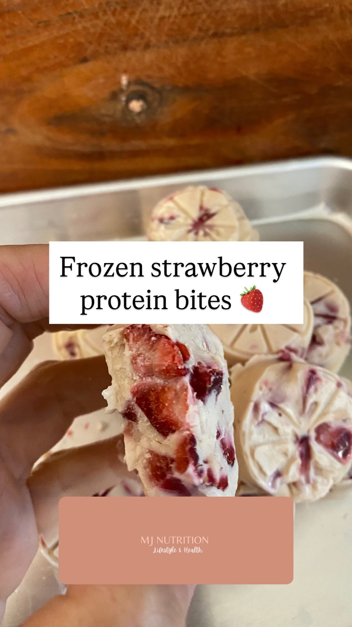 Frozen protein bombs 🍓✨
1 cup Greek yogurt
1 scoop protein powder (I used unflavoured, so I added 1 tsp honey 🍯 if you use flavoured protein, you can skip the sweetener!)
a generous ½ cup diced strawberries 🍓
Mix together, scoop into moulds, and freeze for the perfect high-protein sweet treat 🤍❄️
Optional: dip in melted chocolate for an extra indulgent touch 🍫
Easy, refreshing, and so good straight from the freezer 😍
#HighProteinSnacks #HealthyTreats #ProteinDessert #FrozenYogurtBites #HealthyRecipes