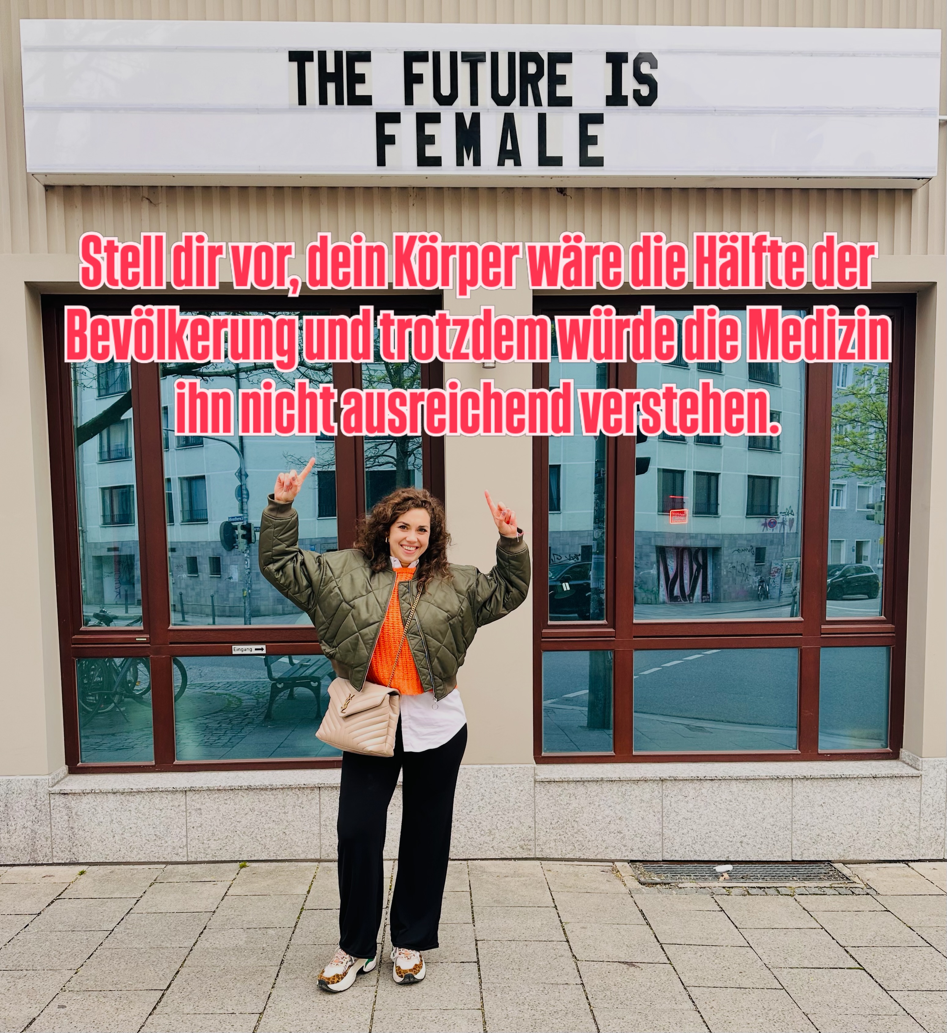 Gestern war der Internationale Tag für Frauengesundheit.
Ein Tag, der 1987 ins Leben gerufen wurde, um auf die besonderen gesundheitlichen Herausforderungen von Frauen aufmerksam zu machen. Auch wenn wir Fortschritte gemacht haben, gibt es noch viel zu tun.
❤️Frauen werden bei vielen Erkrankungen anders krank als Männer, zeigen andere Symptome und benötigen teilweise andere Behandlungsansätze. Trotzdem wurde medizinische Forschung lange Zeit überwiegend am männlichen Körper ausgerichtet.
❤️Schwangere und stillende Frauen sind in klinischen Studien bis heute stark unterrepräsentiert. Dadurch fehlen häufig belastbare Daten zu Medikamenten und Therapien in diesen Lebensphasen.
❤️Frauengesundheit ist weit mehr als Schwangerschaft und Geburt. Sie umfasst hormonelle Gesundheit, Herz-Kreislauf-Erkrankungen, Autoimmunerkrankungen, mentale Gesundheit, Wechseljahre, Beckenboden, Bindegewebe und vieles mehr.
Was sich ändern muss?
✨ Mehr Forschung für Frauen.
✨ Mehr Wissen über den weiblichen Körper.
✨ Mehr Prävention statt Symptombehandlung.
✨ Mehr Aufmerksamkeit für Themen, über die Frauen oft jahrelang schweigen.
✨ Und ein Gesundheitssystem, das Frauen nicht als „Sonderfall“, sondern als selbstverständlichen Maßstab betrachtet.
Denn Frauengesundheit ist kein Nischenthema.
Sie betrifft die Hälfte der Weltbevölkerung.
Und deshalb sollten wir heute nicht nur feiern, was erreicht wurde.
Sondern darüber sprechen, was noch vor uns liegt. 🤍
Denn wir sind noch lange nicht am Ziel.
Welches Thema der Frauengesundheit bekommt deiner Meinung nach noch viel zu wenig Aufmerksamkeit? Kommentierte, auch meine Meinung findest du im ersten Kommentar👇