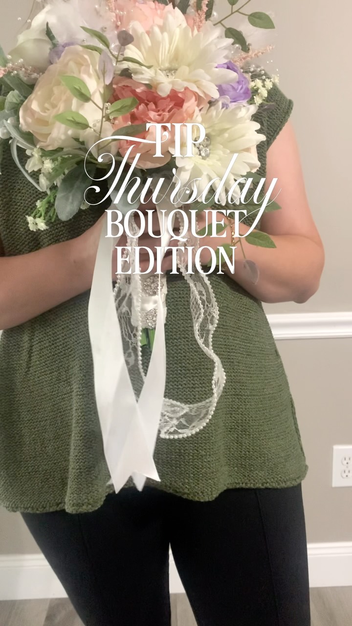 Tip Thursday! Here’s how to hold your bouquet so that it’ll be picture perfect 📸🤍