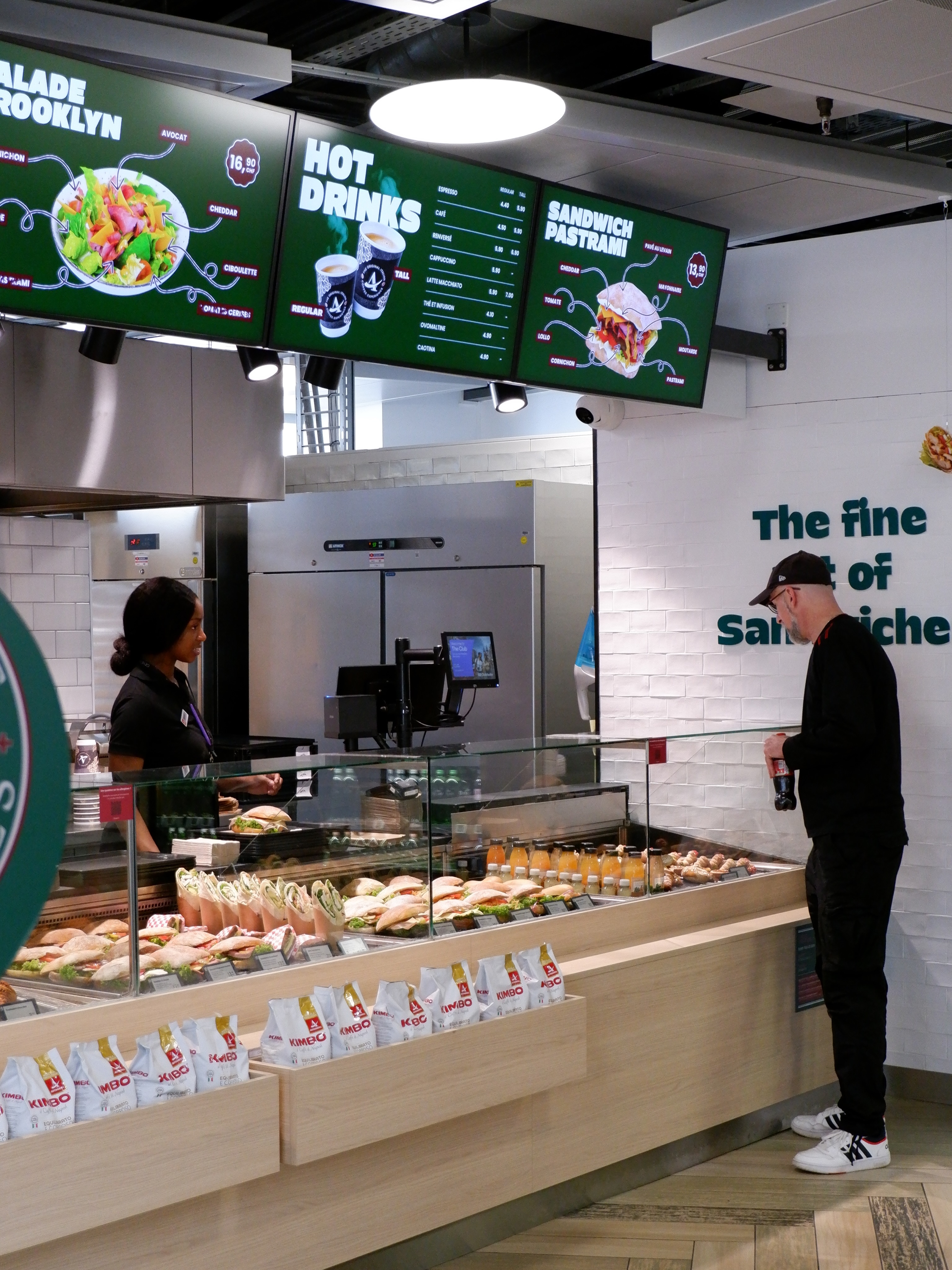 Une escale gourmande avant le décollage ? ✈️
Prenez le temps de savourer un sandwich Edward’s préparé avec des ingrédients frais, une sélection de produits locaux et tout le savoir-faire qui fait notre réputation à Genève.
Que votre destination soit à quelques kilomètres ou à l’autre bout du monde, voyagez le ventre bien rempli avec ce que beaucoup considèrent comme les meilleurs sandwiches de Genève 😉🥪
📍 Aéroport de genève
📍 Bel-air – rue de la cité 1, 1204 genève
📍 Acacias – route des acacias 43, 1227 genève
🌐 edwards-sandwiches.ch
#geneveaeroport #sandwichlover #urbanfood