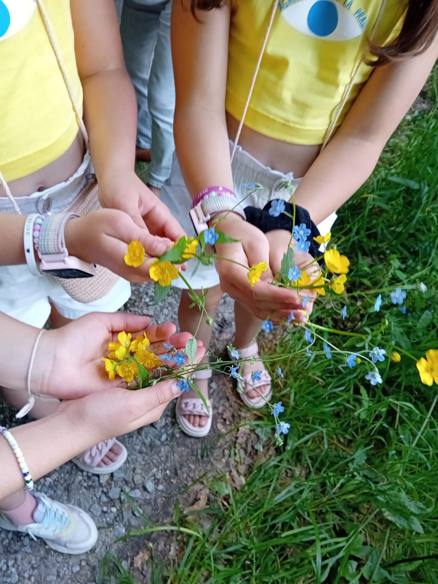Neste Dia da Criança, sabemos o quanto é importante as nossas crianças conectarem-se com a natureza. 🌿
De sentir a terra, de ouvir os pássaros, de perceber que fazem parte de algo muito maior do que o ecrã que têm na mão. A conexão com a biodiversidade não se ensina apenas nos livros, vive-se. Cheira-se. Toca-se. Descobre-se.
Por isso, lembramos com carinho o evento que tivemos no ano passado com as nossas famílias, guiado pela Flor do @mercadoazulivraria , que nos presenteou com o lindo Conto da “Árvore Mãe” e nos ajudou a criar as nossas Lanternas da Família. 🌳✨
Uma tarde mágica, de mãos dadas entre gerações, onde a criatividade e a natureza se tocaram.
__
EN
On this Children’s Day, we know how important it is for our children to connect with nature. 🌿
To feel the earth, to listen to the birds, to understand that they are part of something much greater than the screen in their hands. The connection with biodiversity is not taught only in books, it is lived. Smelled. Touched. Discovered.
That is why we fondly remember the event we had last year with our families, guided by Flor do Mercado Azul, who gifted us with the beautiful tale of the “Mother Tree” and helped us create our Family Lanterns. 🌳✨
A magical afternoon, hand in hand between generations, where creativity and nature touched each other.
#QuintaDosEncados #DiadaCriança #ChildrensDay #Biodiversity #Biodiversidade ChildrensDay