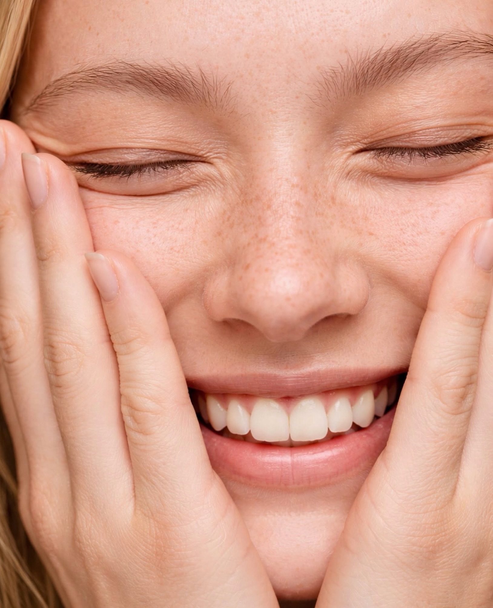 Skin that smiles back ✨
Strahlende Haut ist kein Zufall. Sie entsteht durch die richtige Pflege, abgestimmt auf die individuellen Bedürfnisse Ihrer Haut. 💙
Ob Feuchtigkeit, Beruhigung oder ein natürlicher Glow. Wenn Ihre Haut genau das bekommt, was sie braucht, wirkt sie ausgeglichen, gesund und strahlend.
#schrammek #switzerland