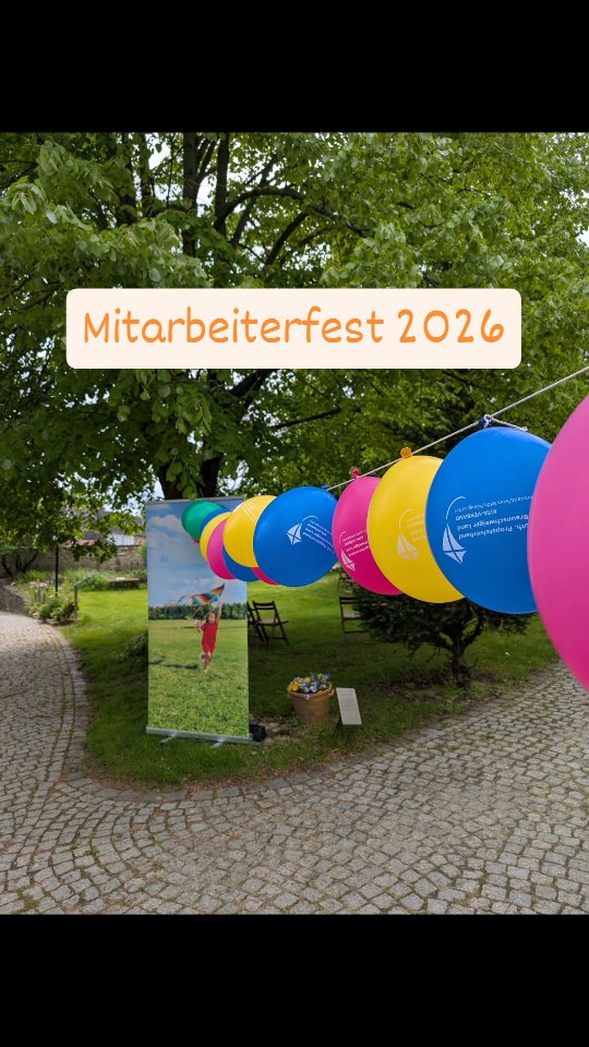 🪁 Zeit zum Feiern 🪁
Rund 100 Mitarbeitende aus unseren Kitas und der Verwaltung kamen am 8. Mai zu unserem Mitarbeiterfest zusammen.
Nach einem gemeinsamen Gottesdienst wurde gegessen, viel gelacht, erzählt und in Erinnerungen geschwelgt 😊
Das Highlight waren die Fotostände, an denen zahlreiche Erinnerungsfotos geschossen wurden 📸 und der Aufstieg auf den Kirchturm nicht fehlen.
Ein großer Dank geht an die @feuerwehr_schoeningen 🚒 für die Unterstützung und tolle Versorgung!
Herzlichen Dank auch an die Teams der @kita_st_lorenz @kita.st.vincenz.schoeningen
und dem Abenteuerland Grasleben für die Organisation und Ausrichtung! ❤️
#kitaverbandhevokoe
#flugrichtungzukunft
#kindergarten #kinderkrippe
#mitarbeiter