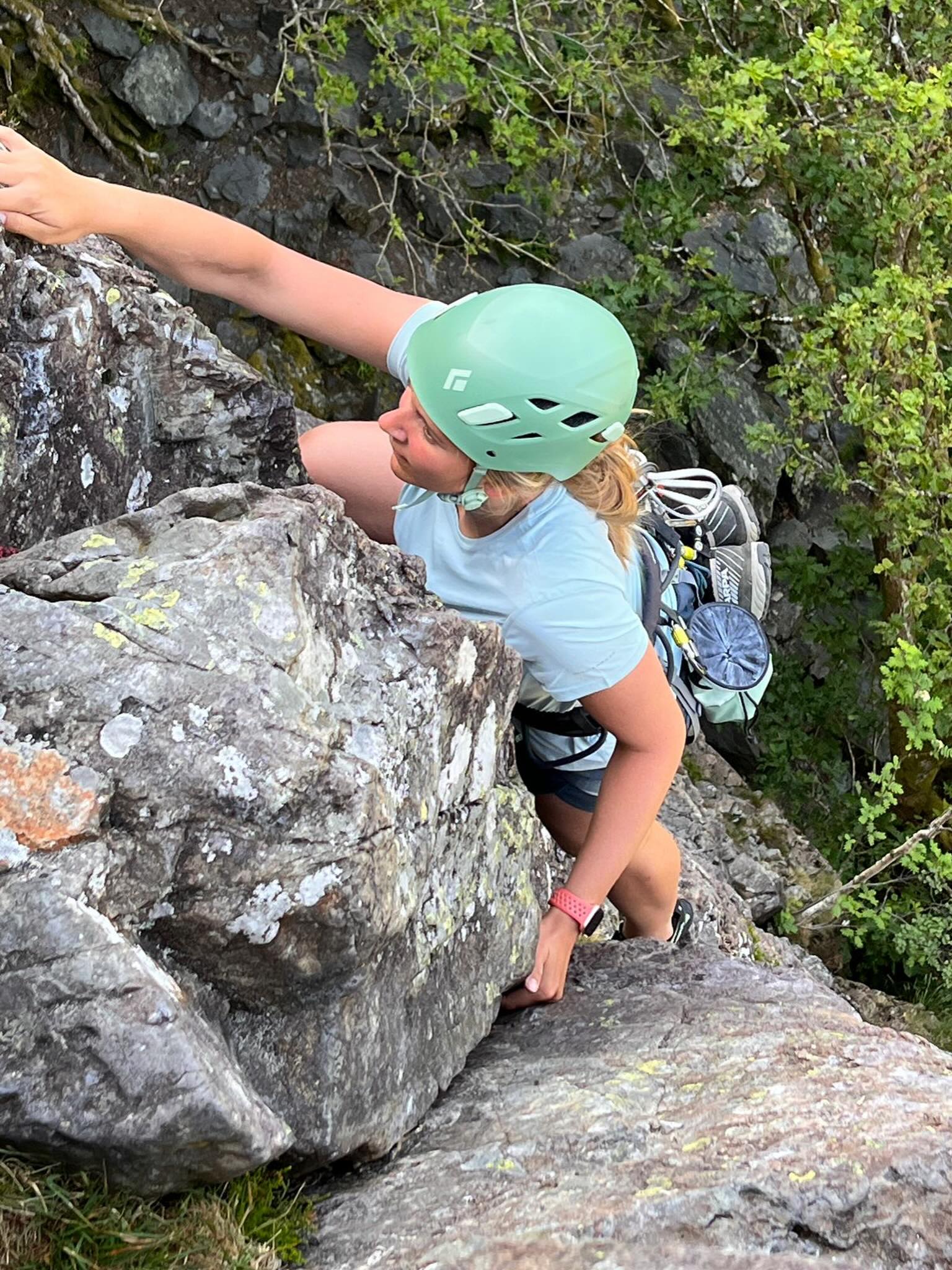 Pippa was out with Matt and Miranda this week, returning after a scrambling course and now venturing into trad climbing on steeper terrain 🧗♀️⛰️
They started with some ghost leading to build confidence before jumping on the sharp end for real, all under Pippa’s watchful eye 👀
They then pushed the grade and climbed Ardus (MVS 4b) — great progress and a brilliant next step in their climbing journey 💪✨
#TradClimbing #LakeDistrictClimbing #ScramblingToClimbing #ClimbingProgress #MountainAdventures